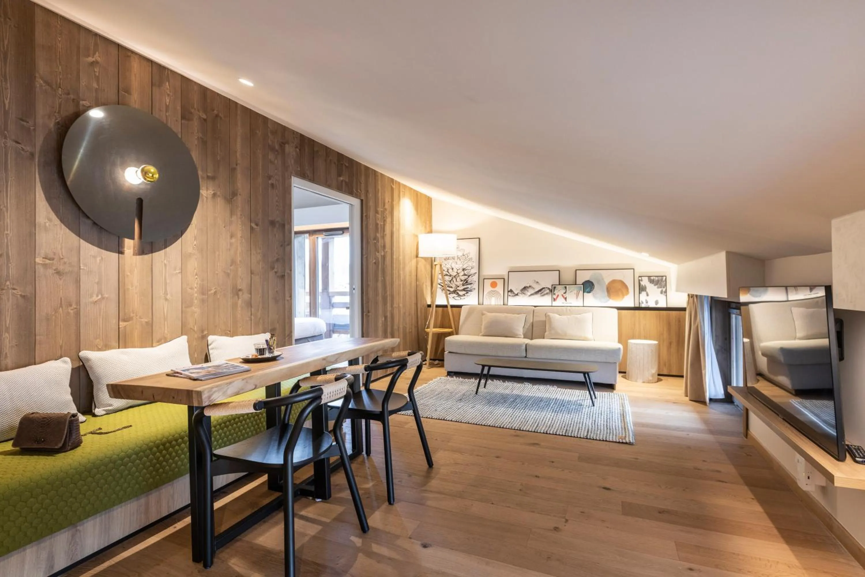 Living room, Bed in Novotel Megève Mont-Blanc