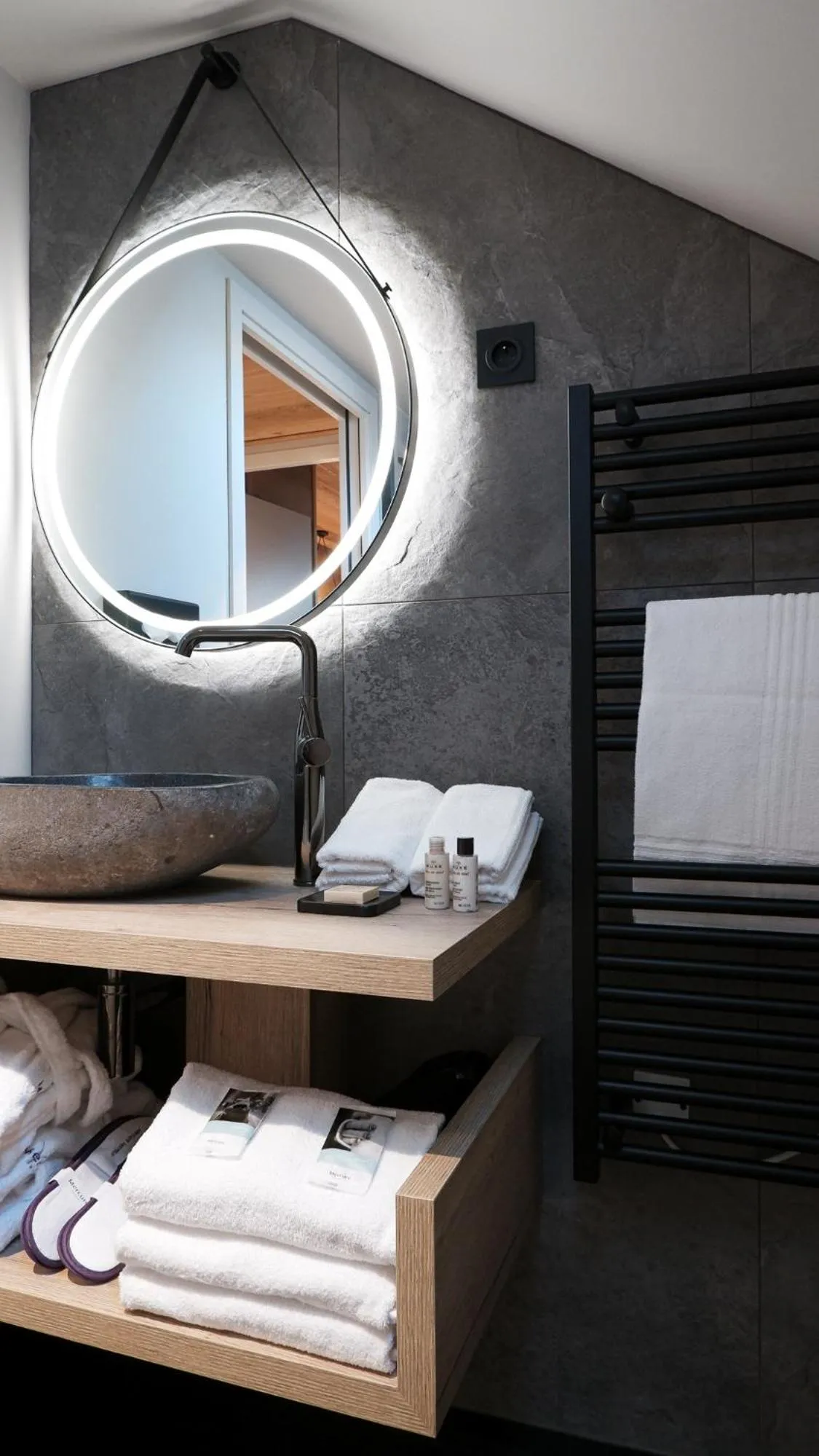 Bathroom, Bed in Mercure Peyragudes Loudenvielle Pyrénées