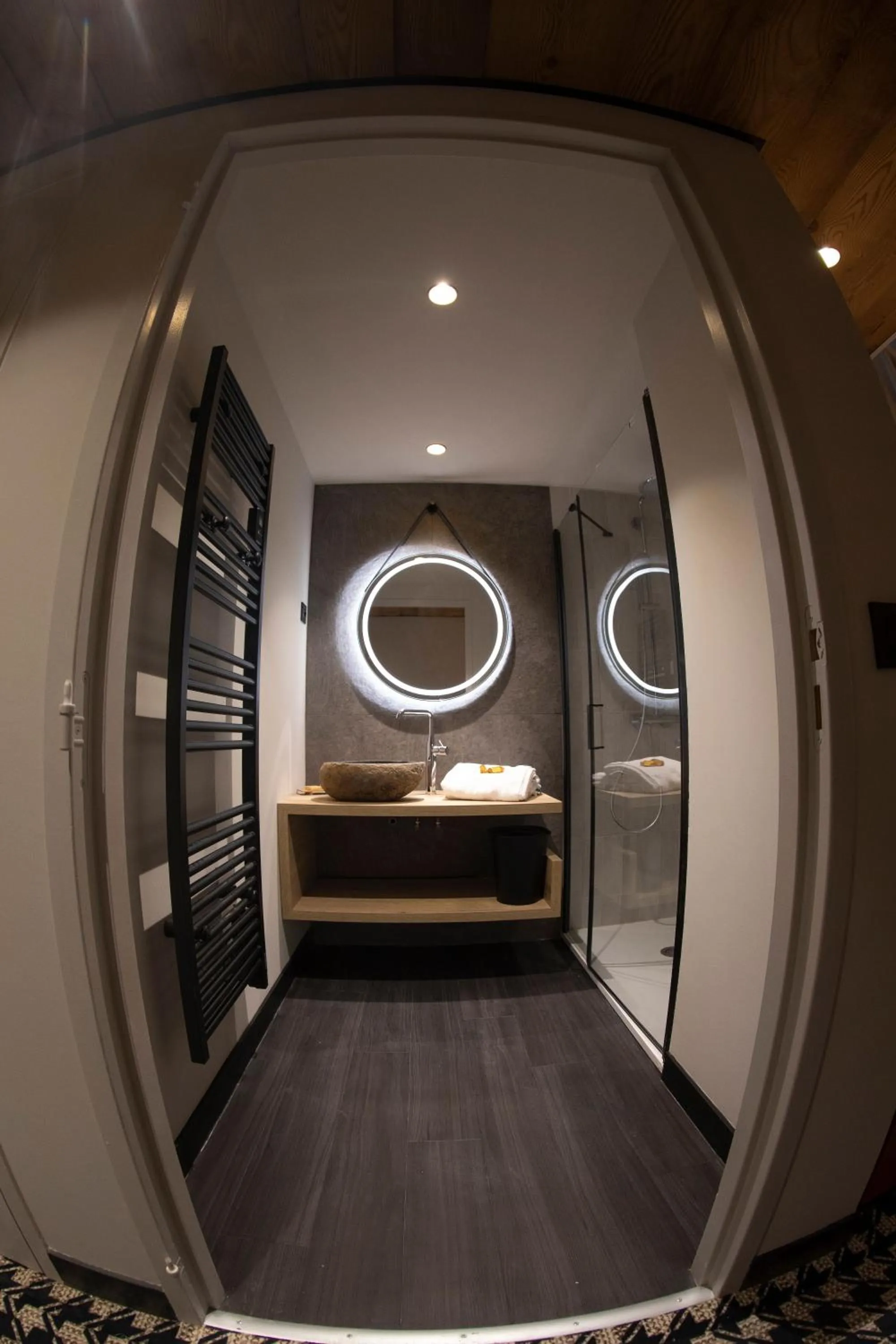 Bathroom, Bed in Mercure Peyragudes Loudenvielle Pyrénées