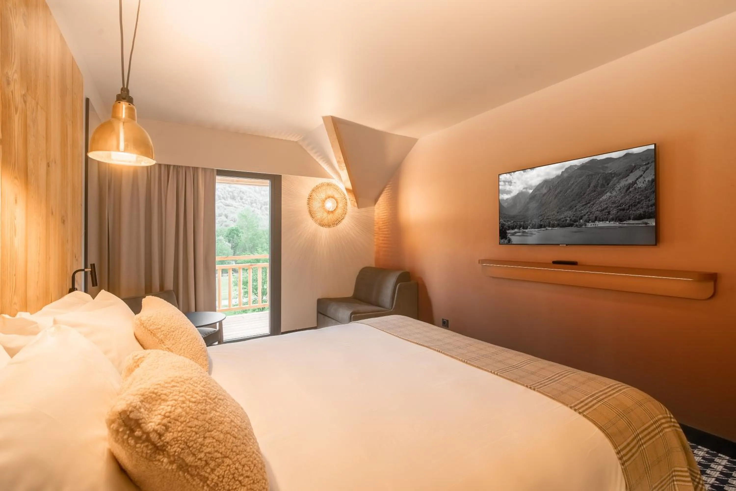 Photo of the whole room, Bed in Mercure Peyragudes Loudenvielle Pyrénées