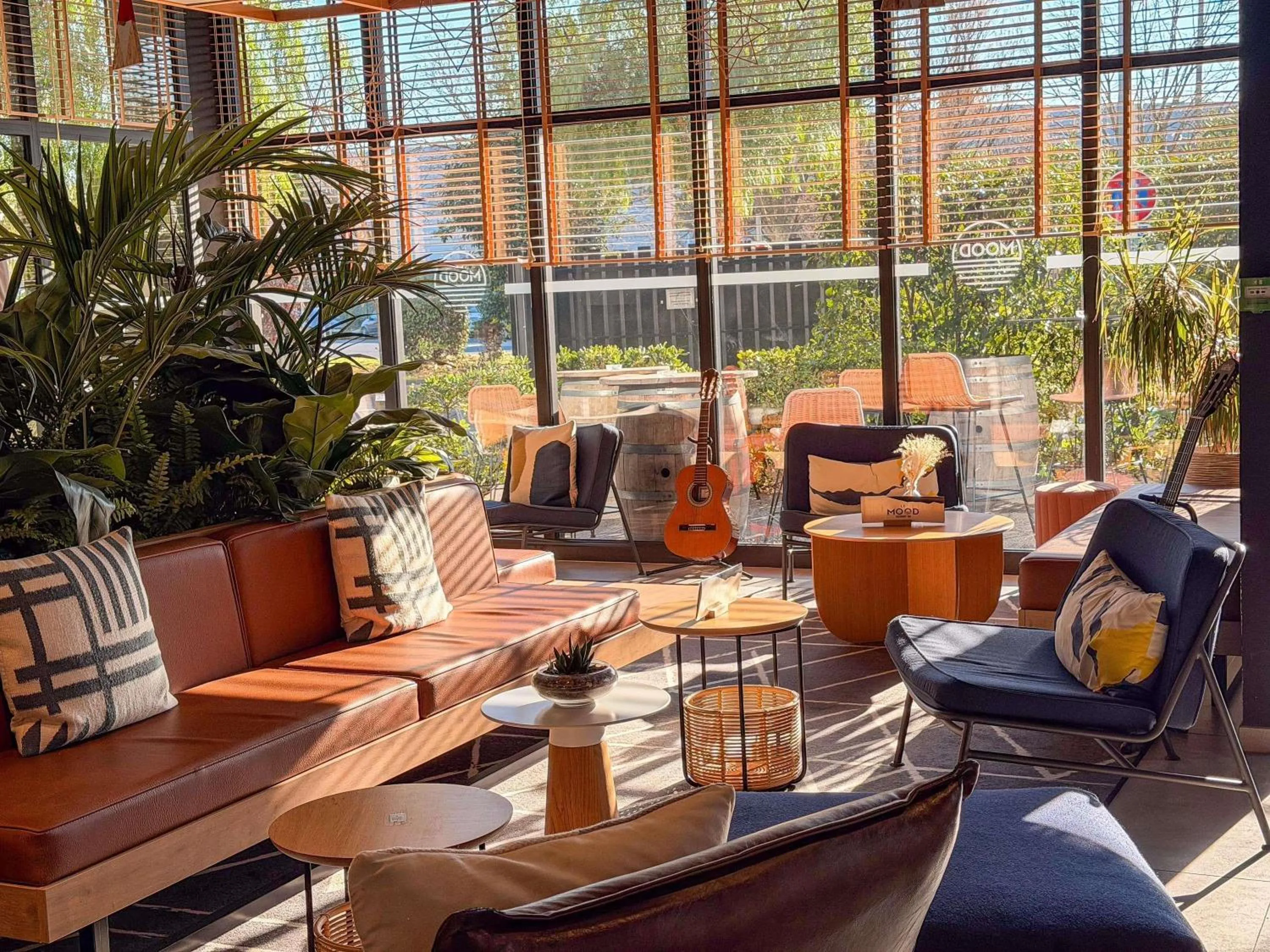 Lounge or bar in Ibis Lunel Petite Camargue