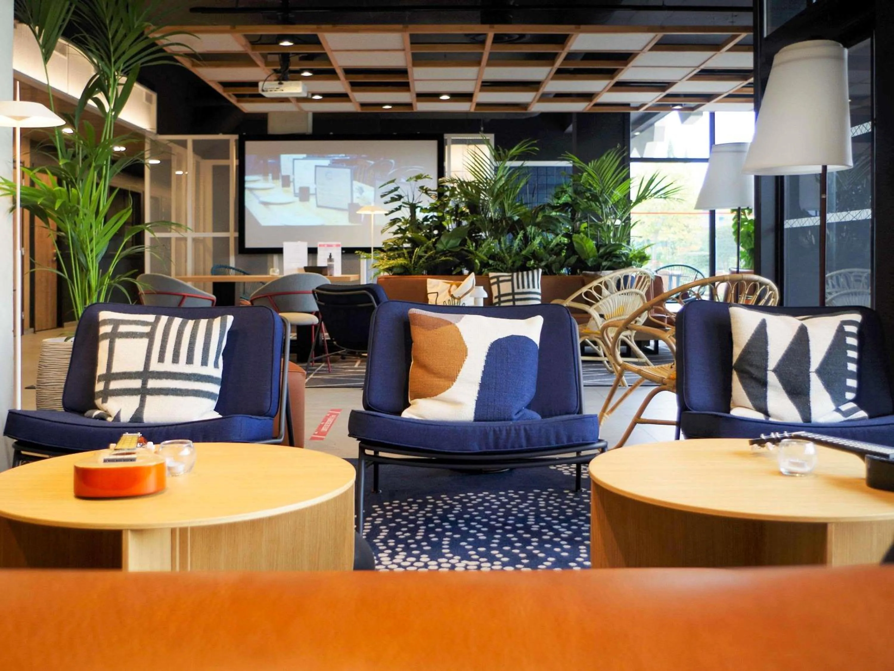 Lounge or bar in Ibis Lunel Petite Camargue