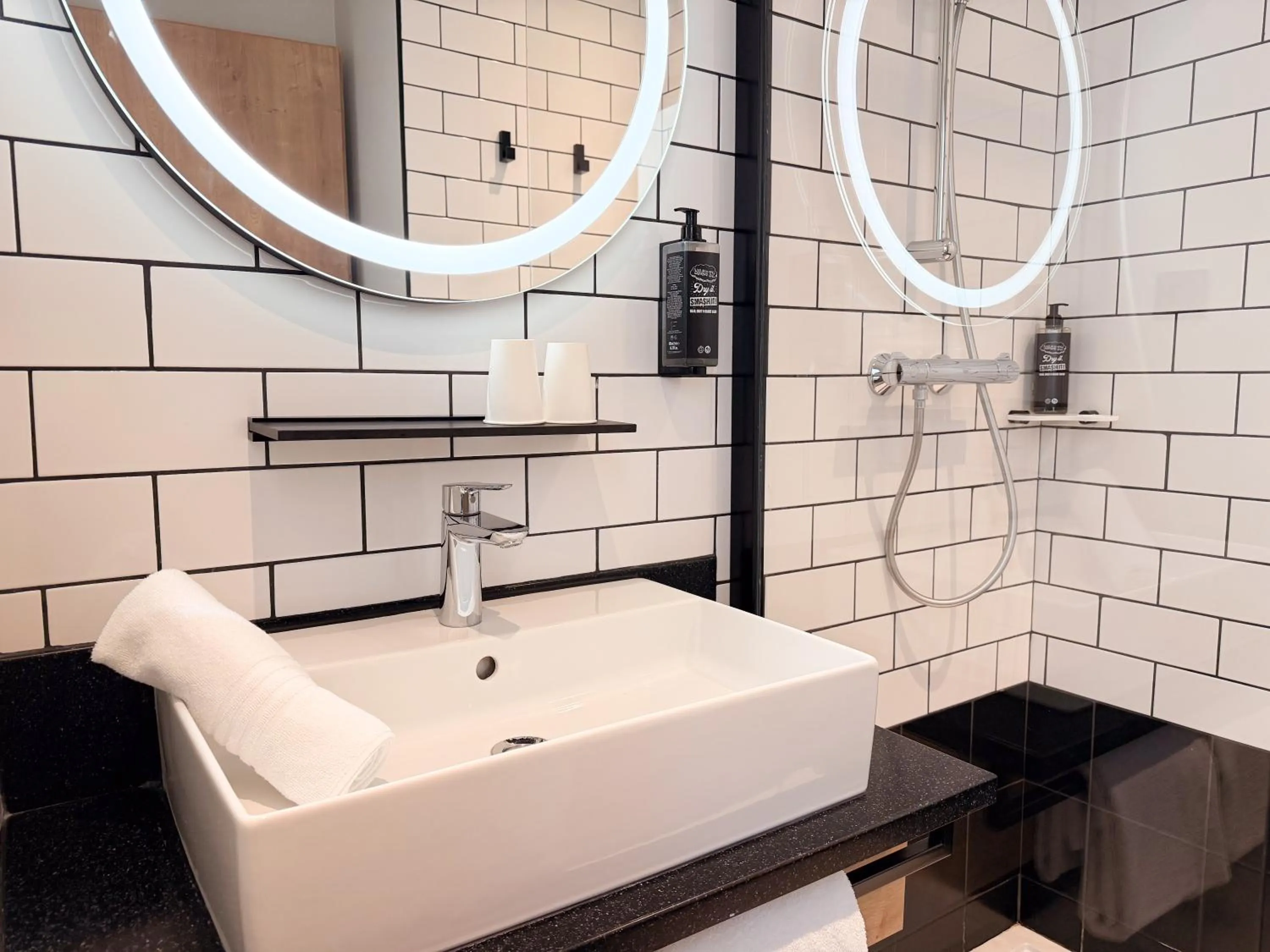 Bathroom in Ibis Lunel Petite Camargue