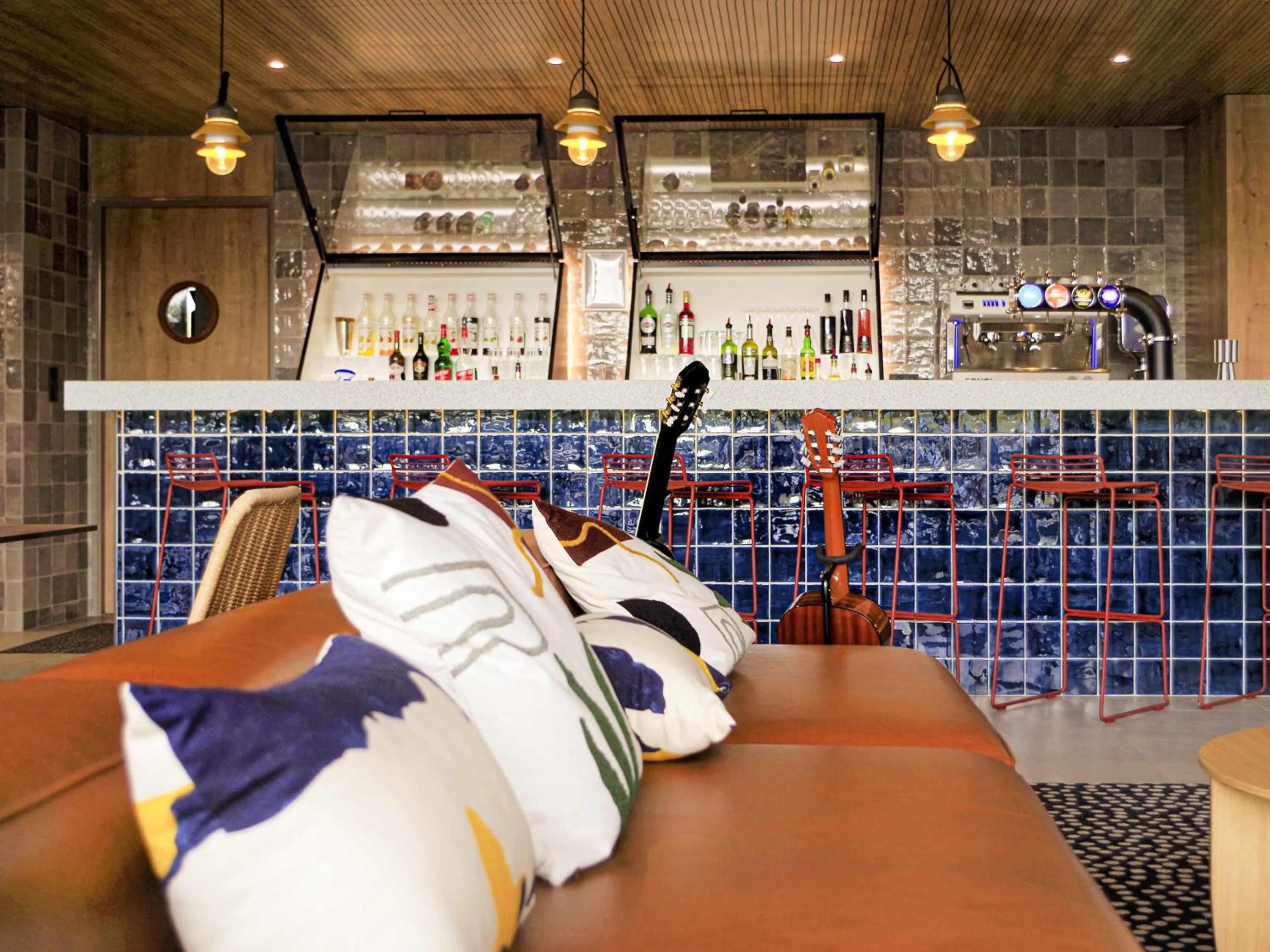 Lounge or bar in Ibis Lunel Petite Camargue