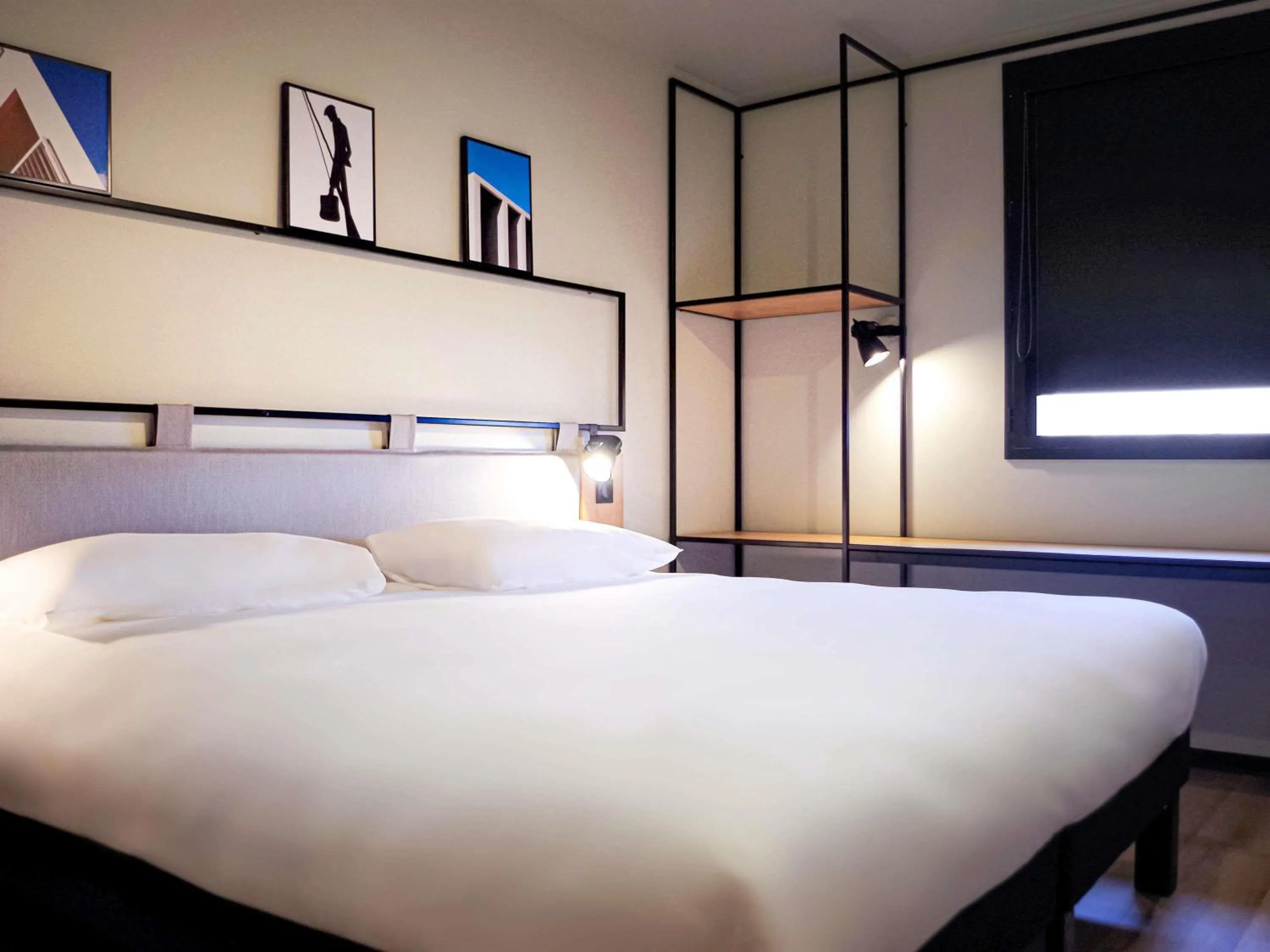 Bedroom, Bed in Ibis Lunel Petite Camargue