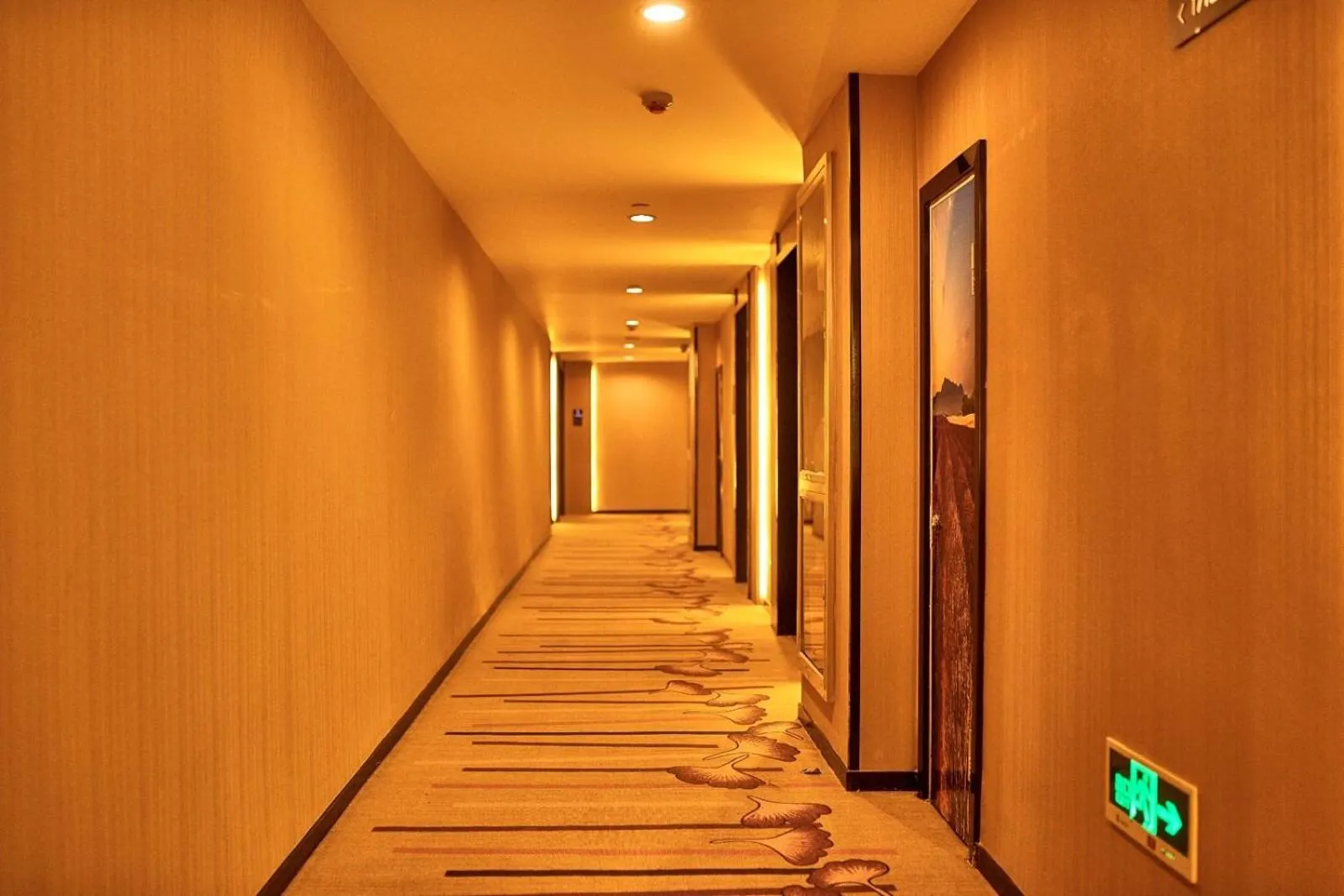 Lavande Hotel Haining Leather City Yintai Branch