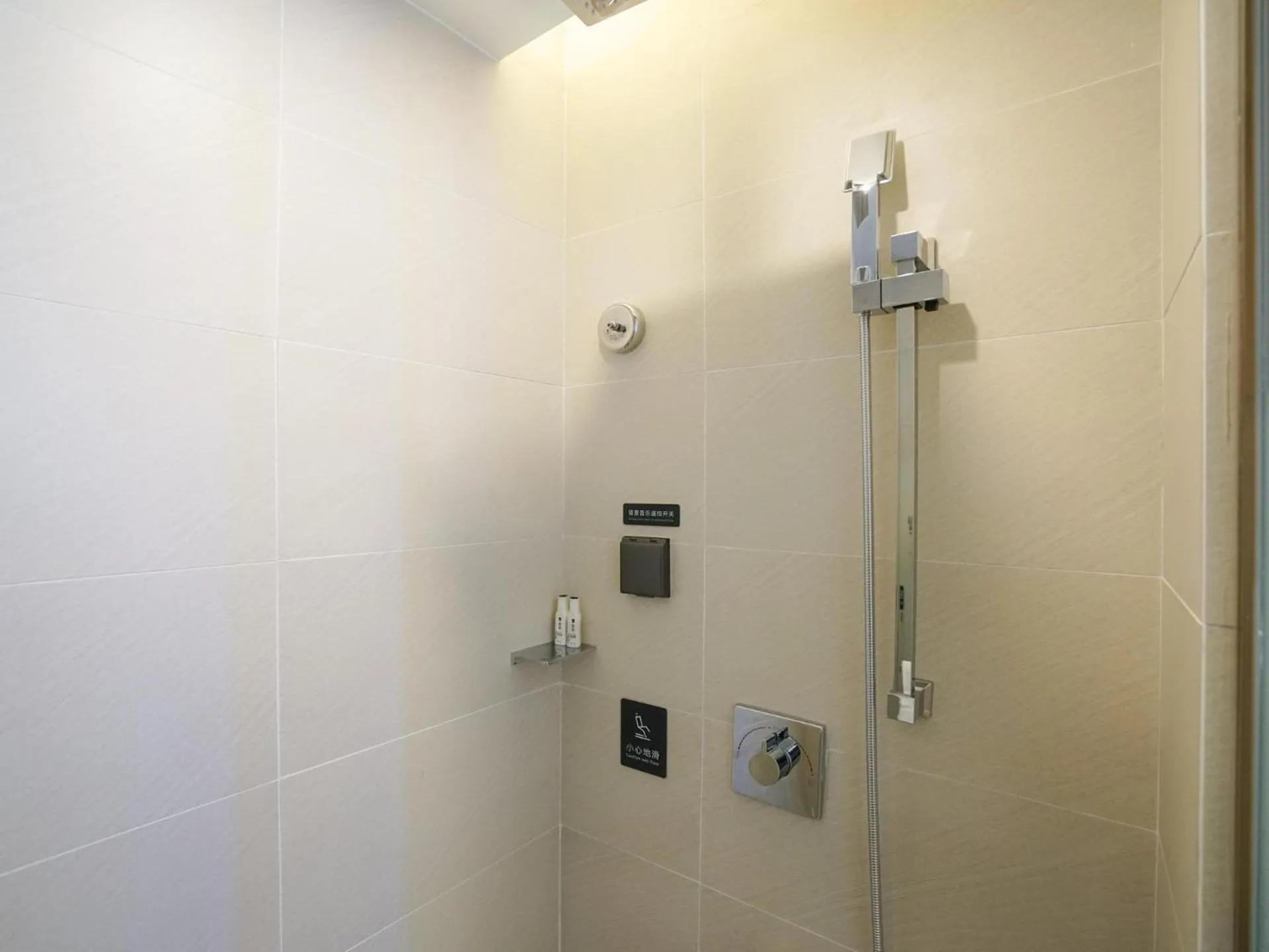 Lavande Hotel Jingmen Planet World City