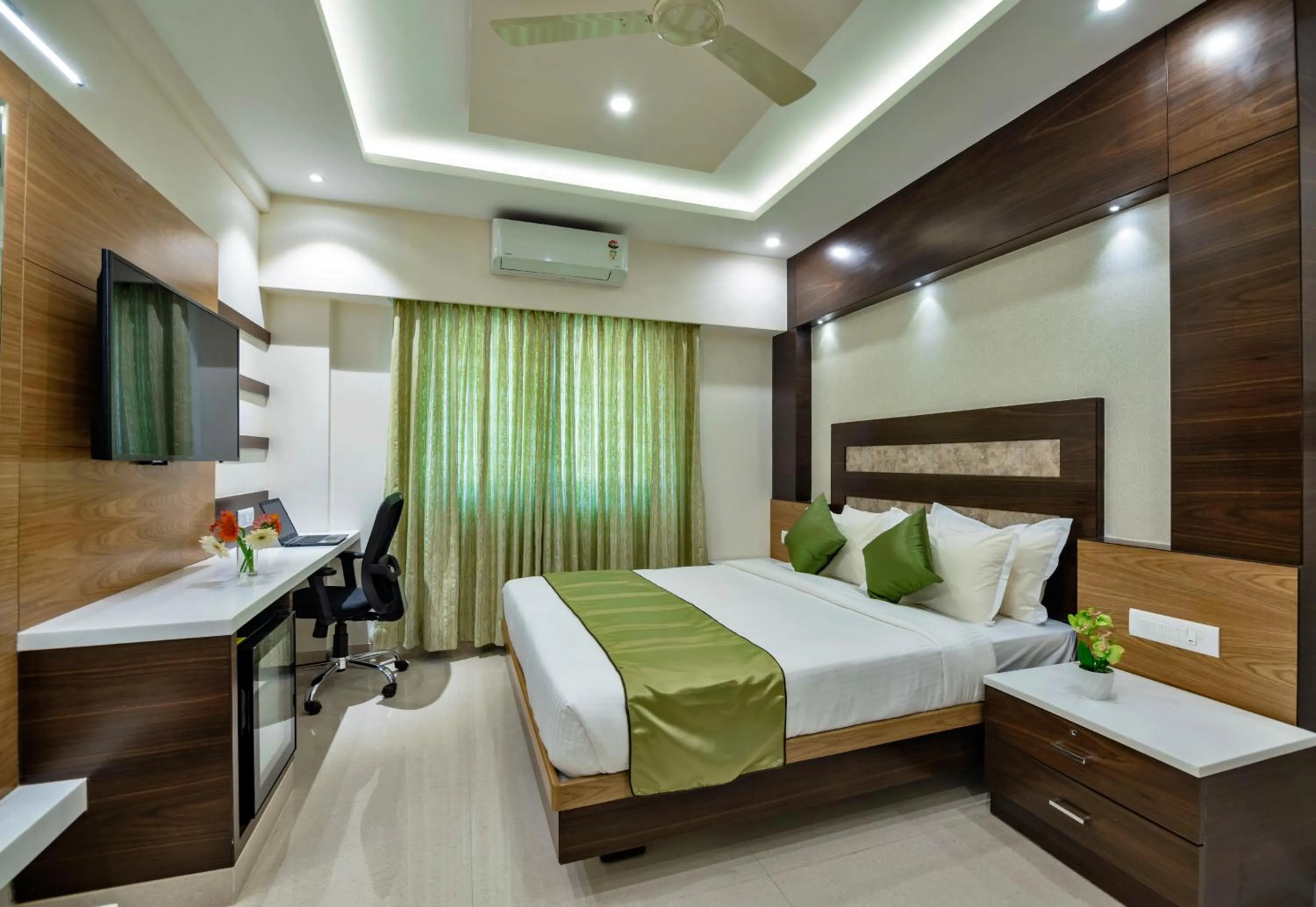 Deluxe King Room in Vanusa Residency