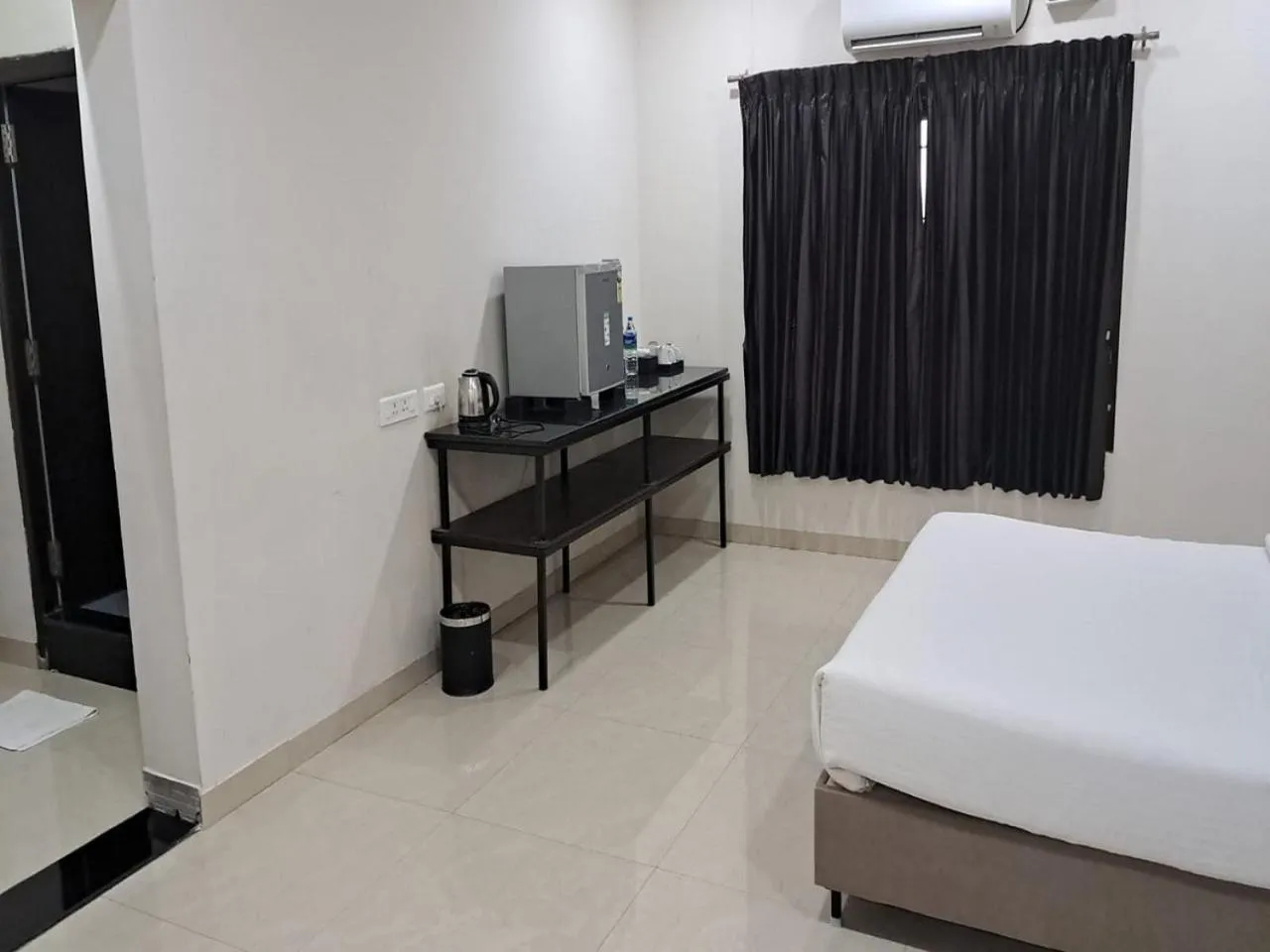 Living room, Bed in Mayfair Service Apartments