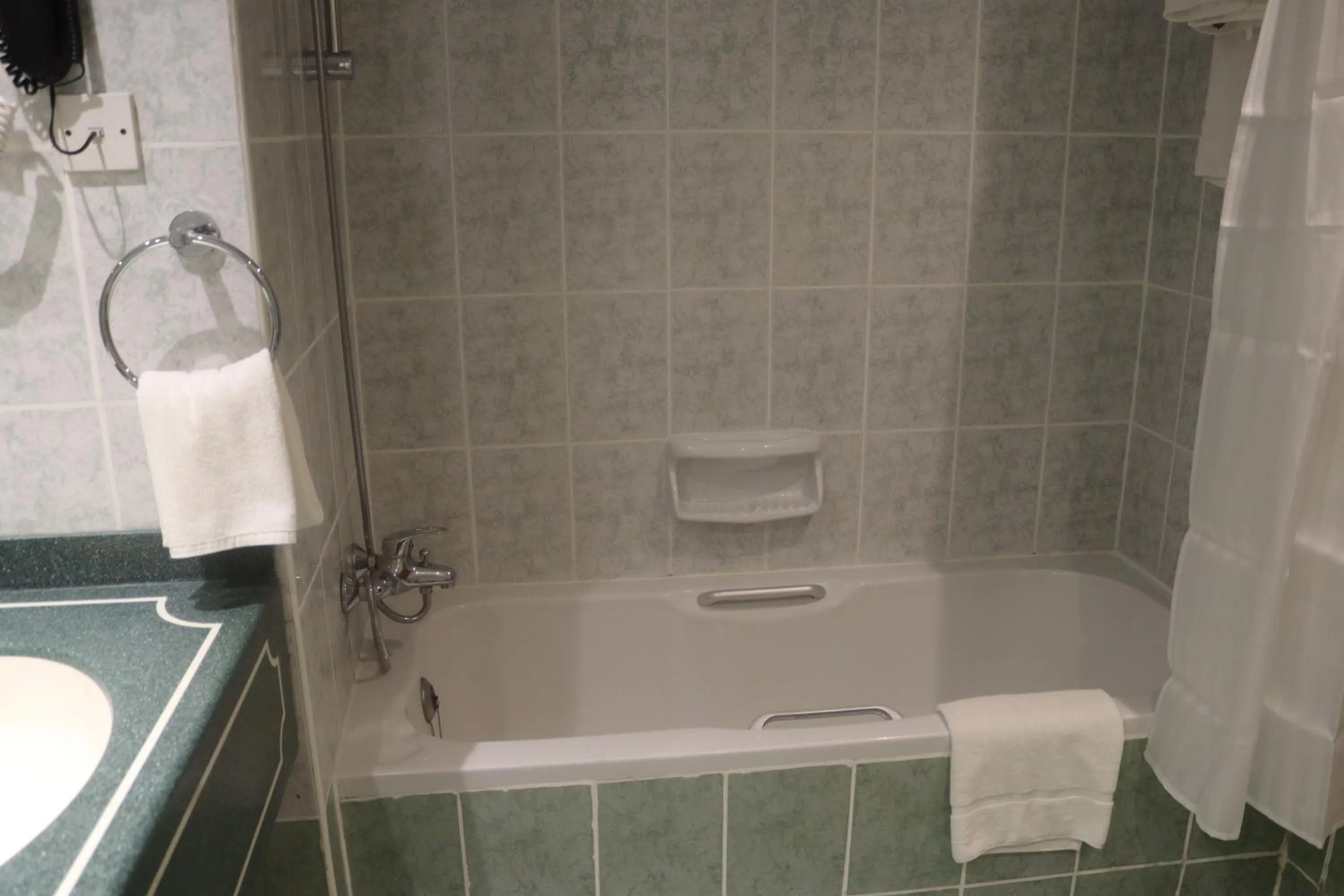 Shower in GSS Avenue Hotel Ex Delmon Hotel