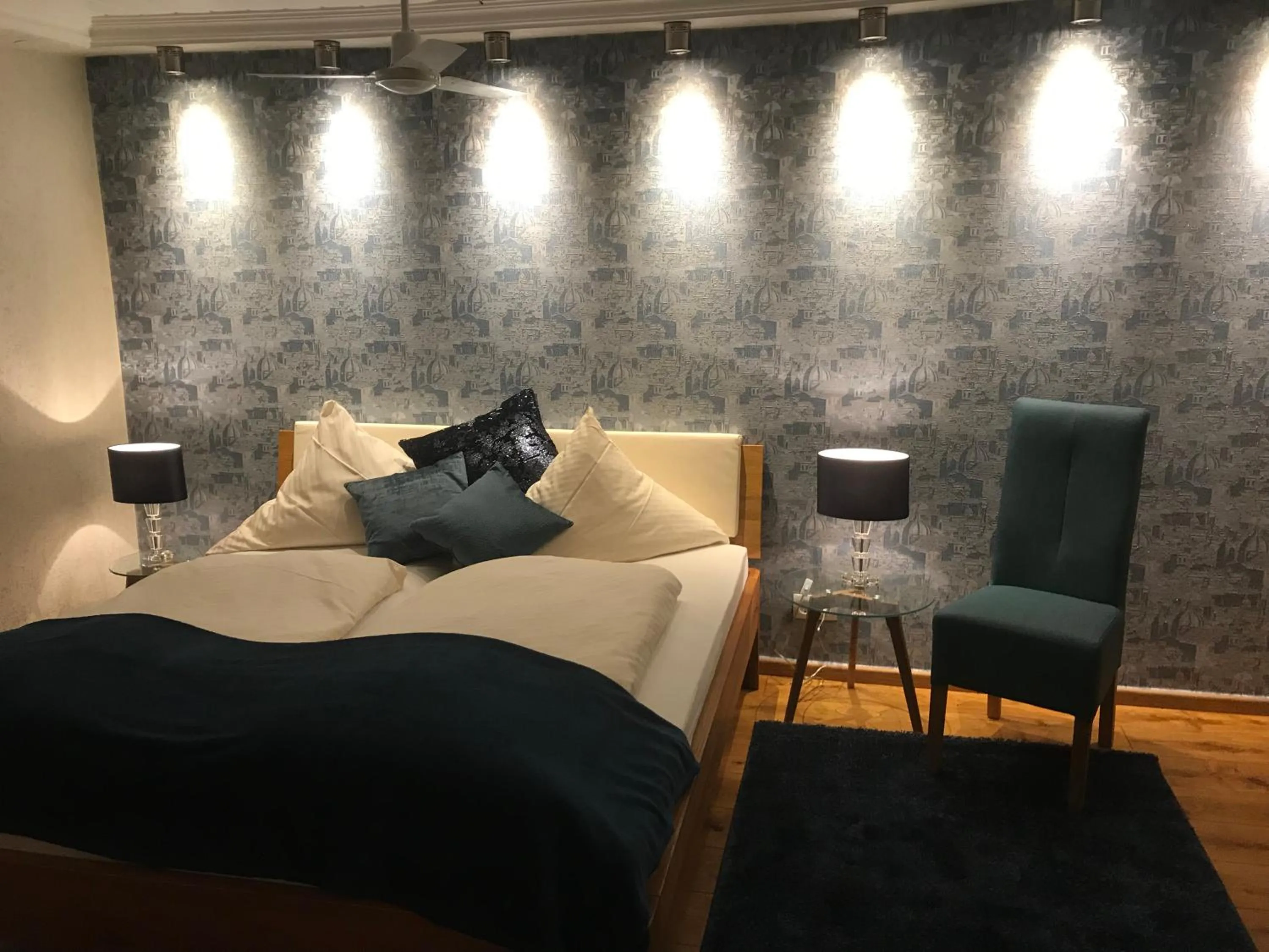 Bed in Hotel Garni Maaß