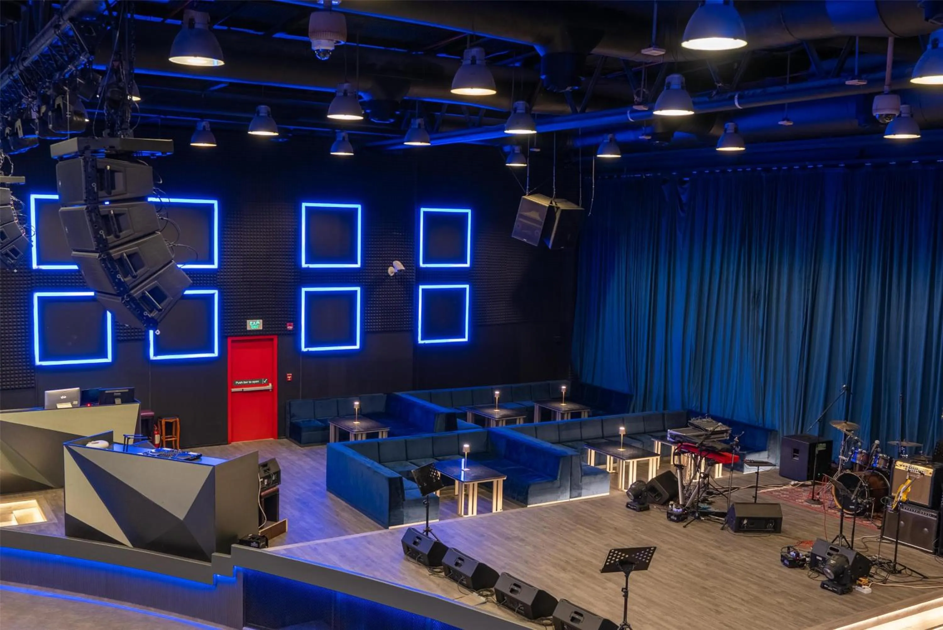 Lounge or bar in Radisson Blu Hotel, Doha