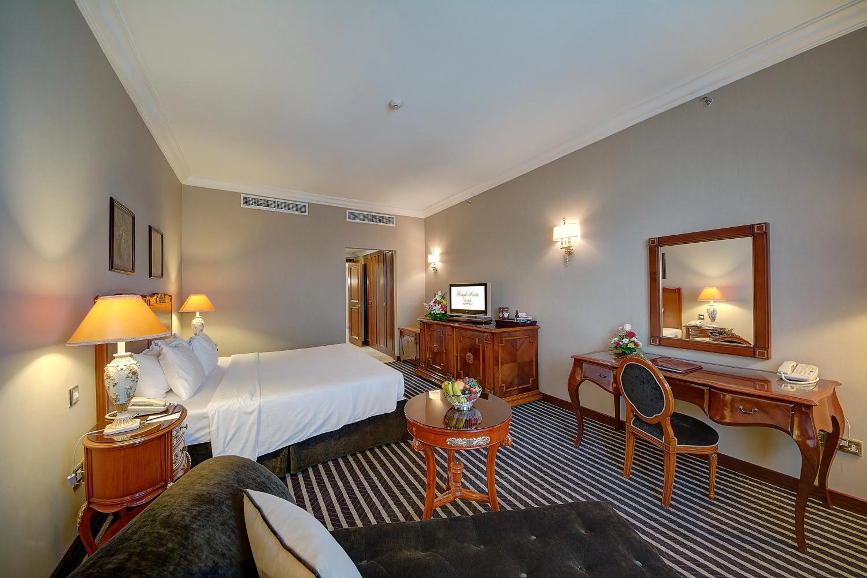 Photo of the whole room, Bed in Royal Ascot Hotel