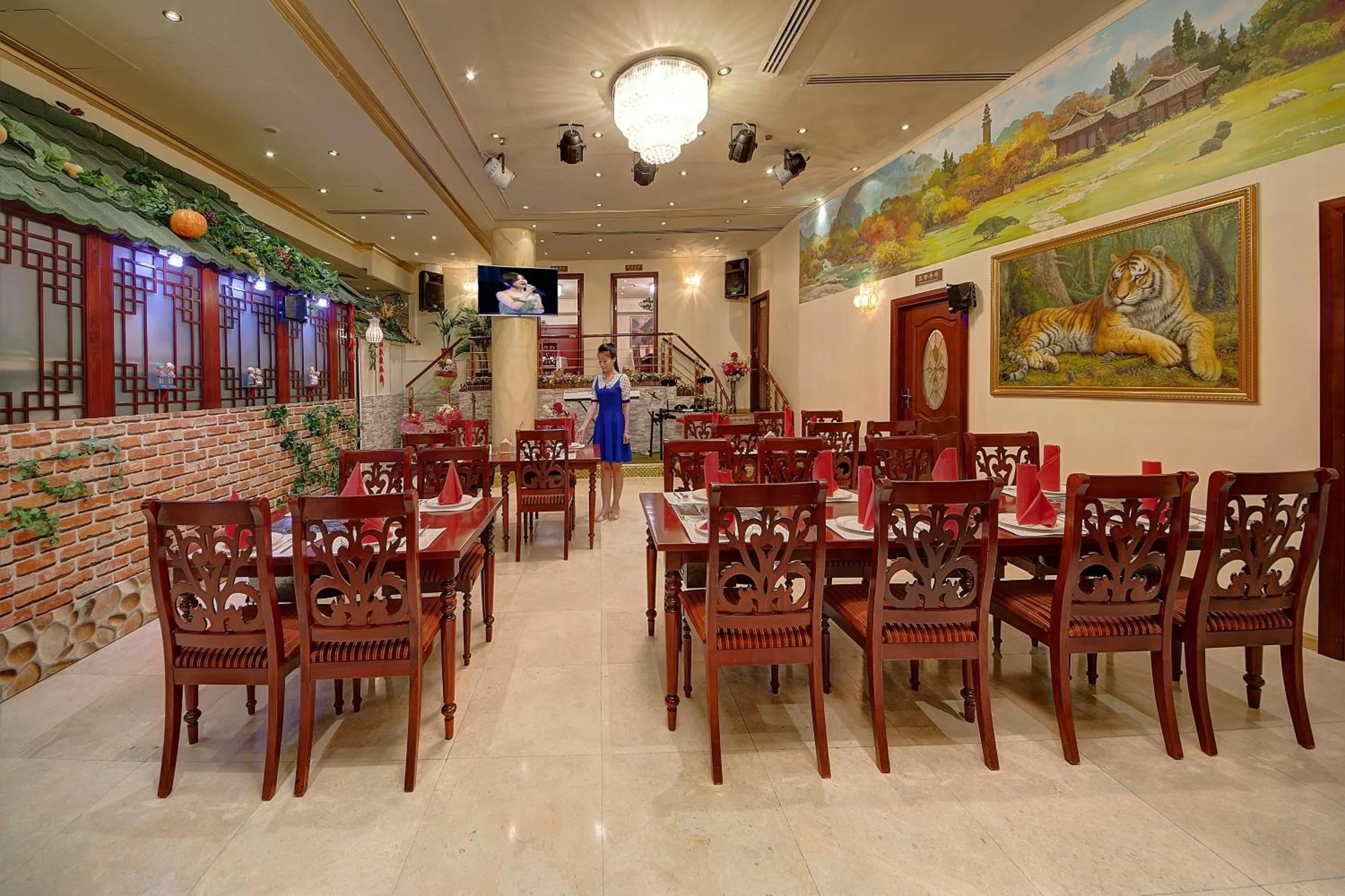 Restaurant/places to eat in Royal Ascot Hotel