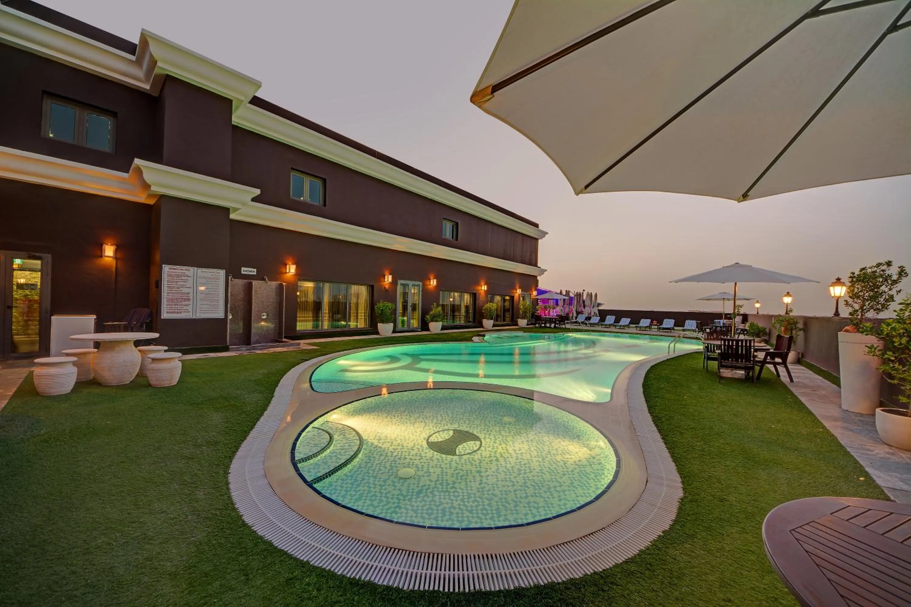 Swimming pool in Royal Ascot Hotel