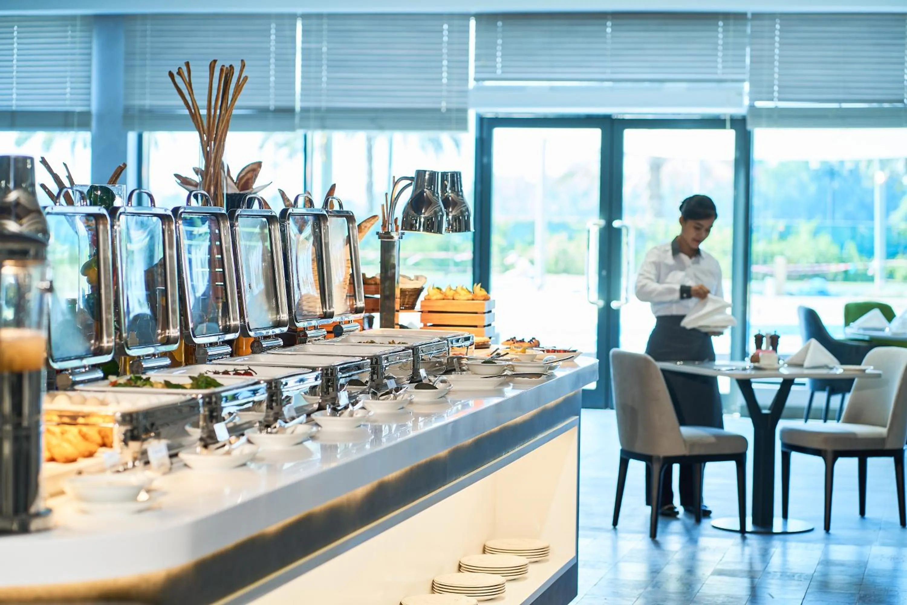 Restaurant/places to eat in Hotel Holiday International