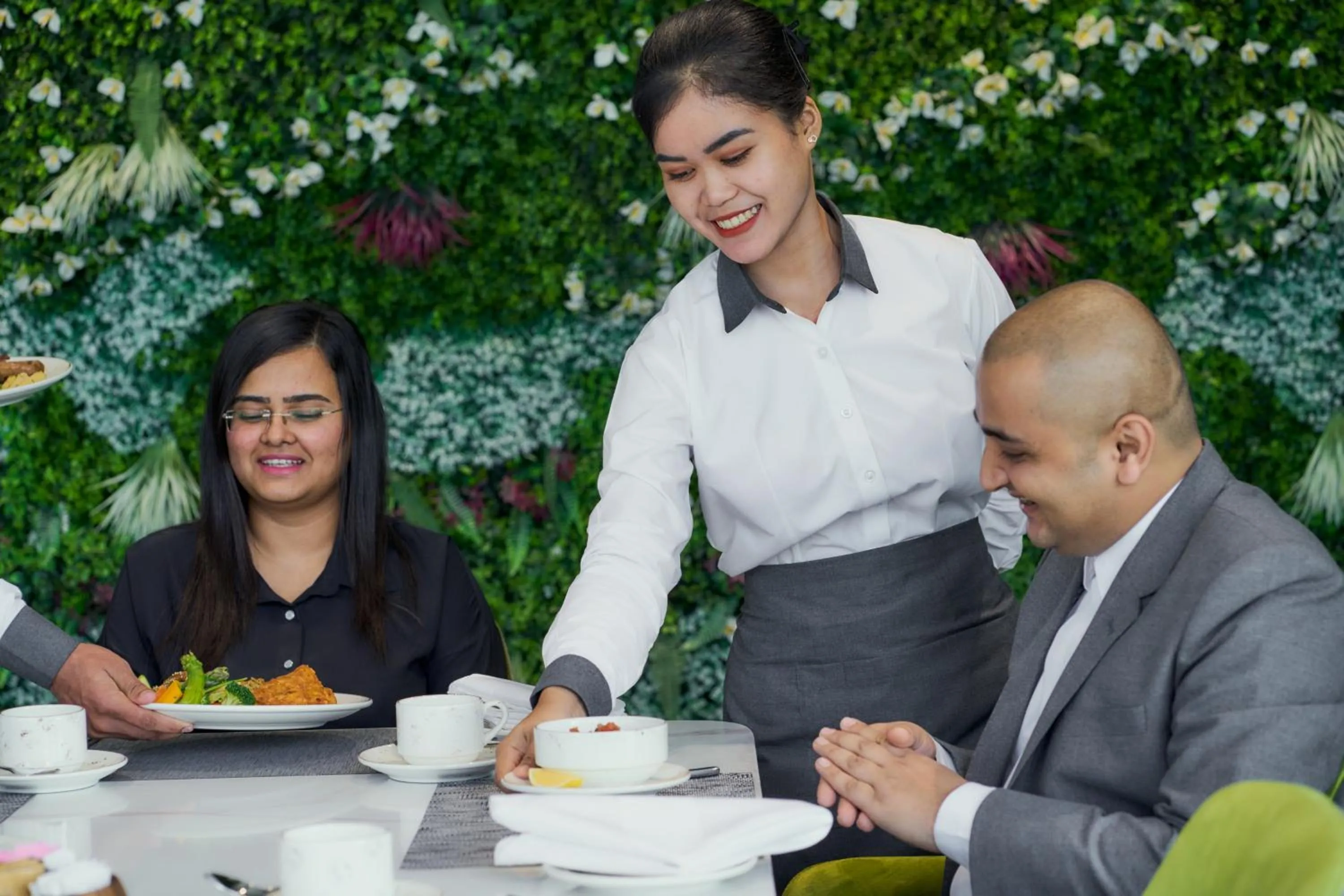 Restaurant/places to eat in Hotel Holiday International