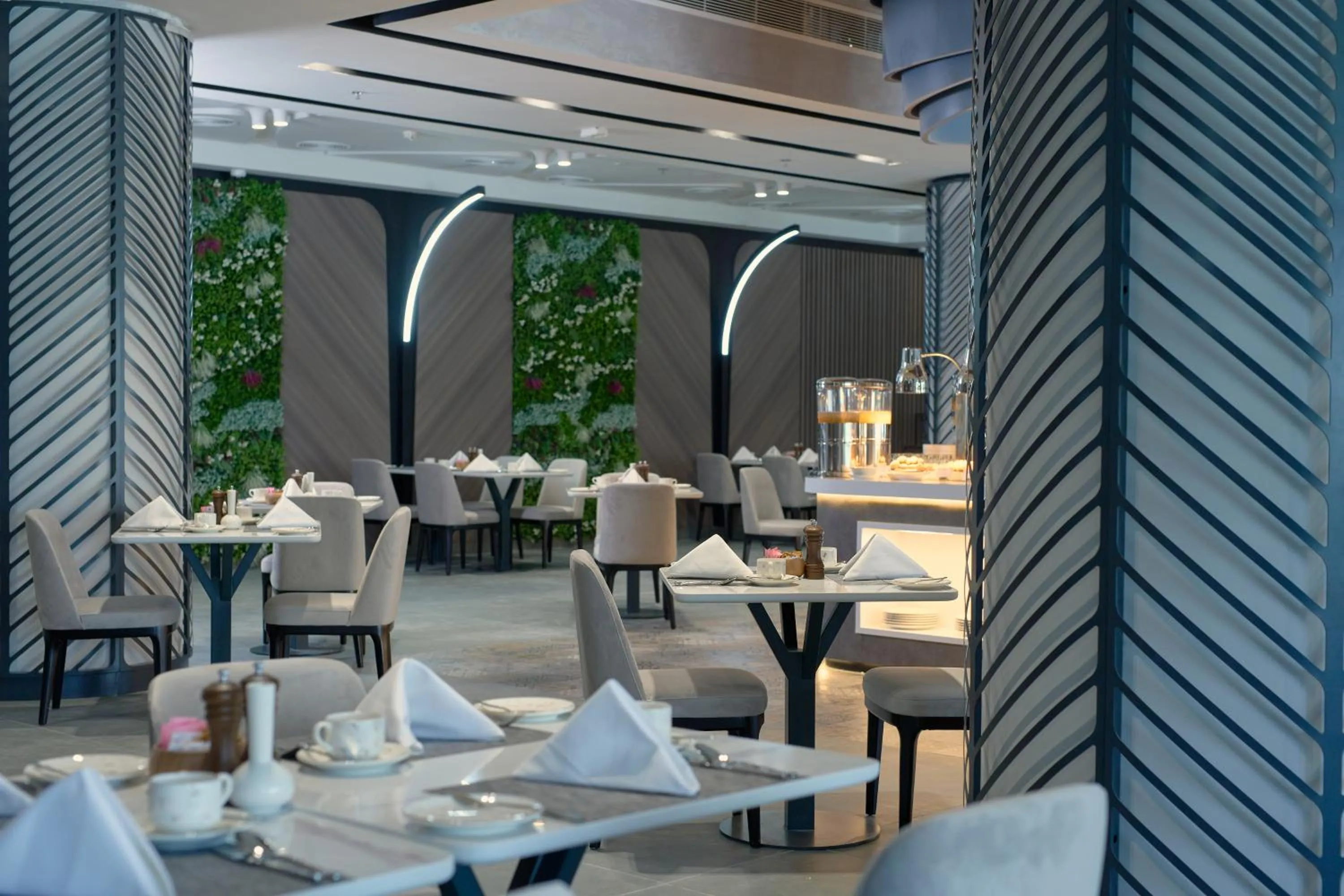 Restaurant/places to eat in Hotel Holiday International