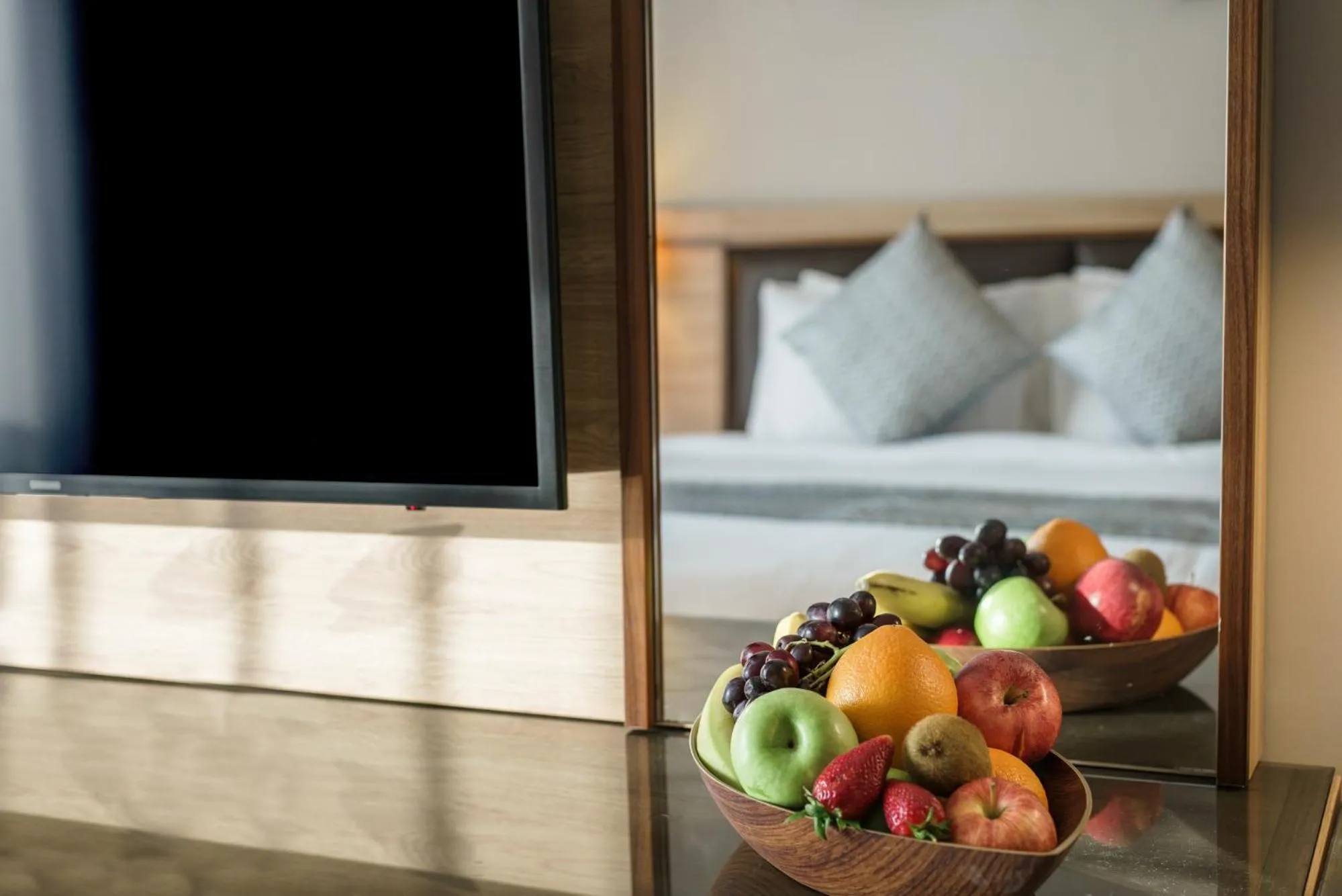 Food, Bed in Hotel Holiday International