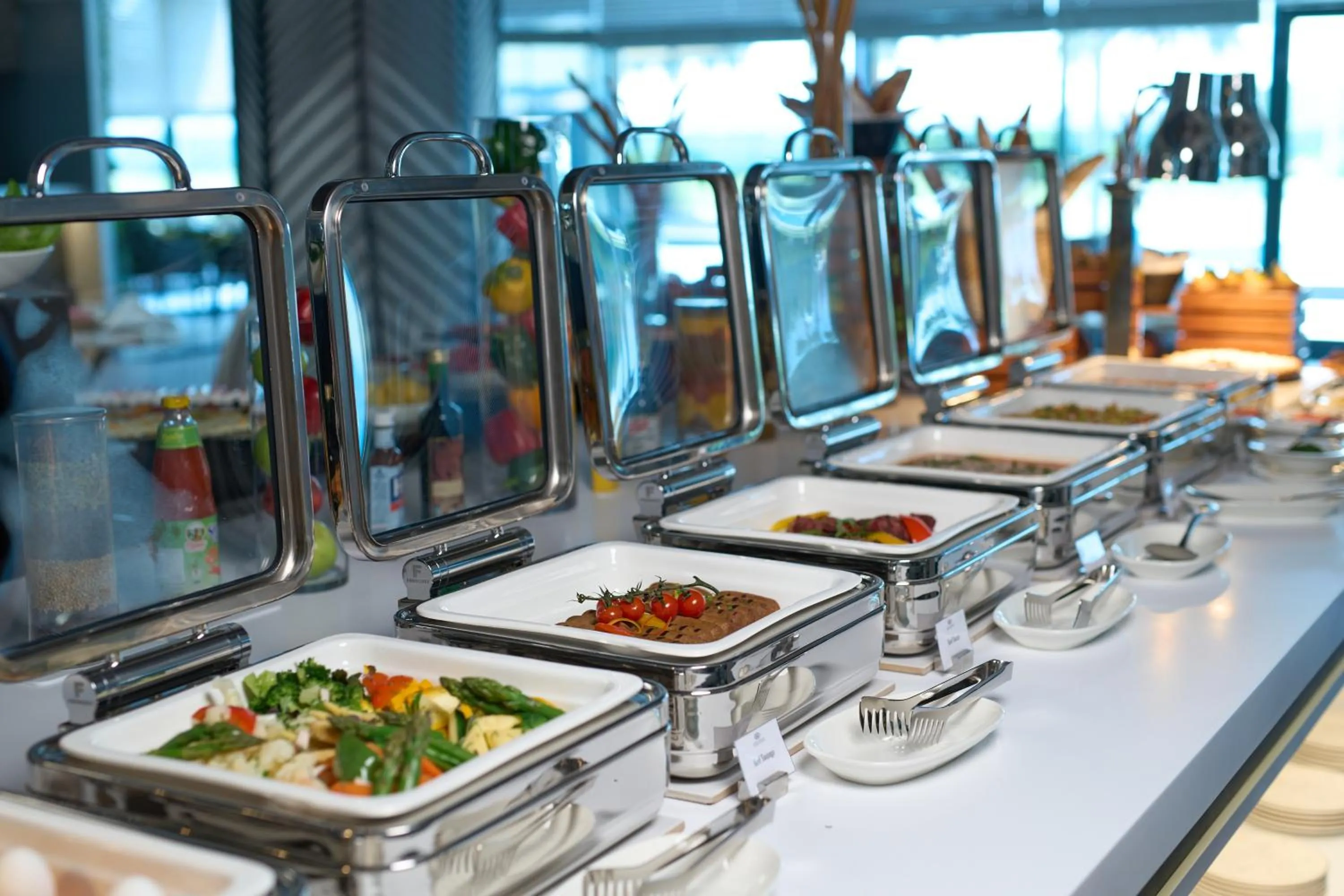 Restaurant/places to eat in Hotel Holiday International