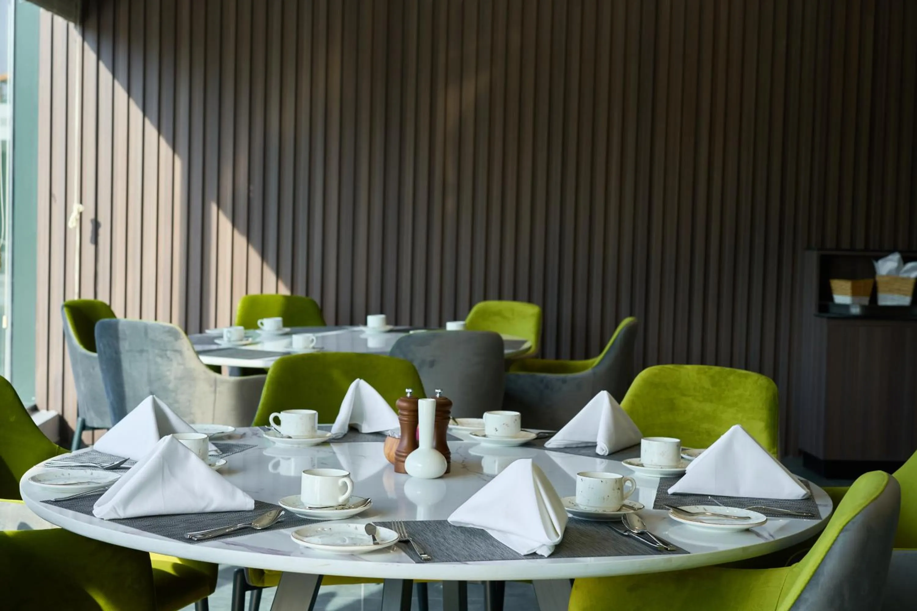 Restaurant/places to eat in Hotel Holiday International