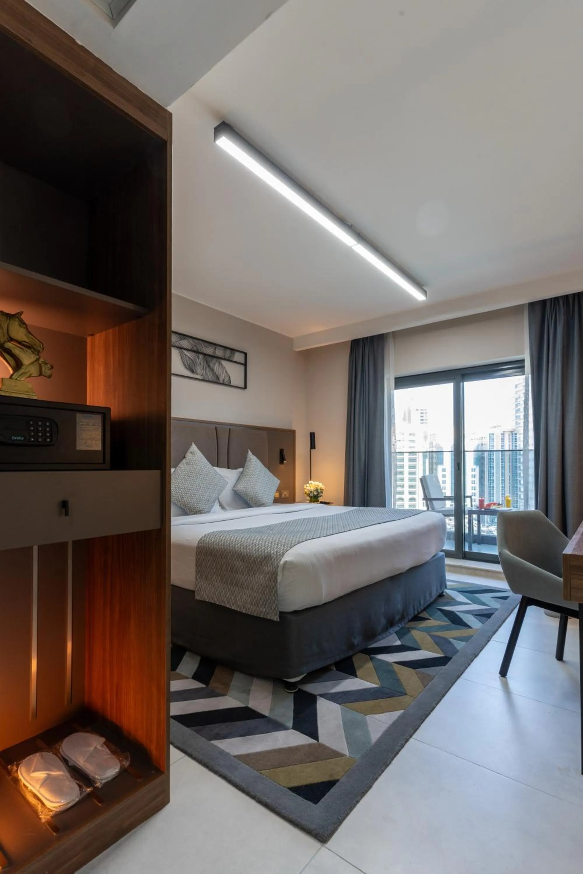 Bedroom, Bed in Hotel Holiday International