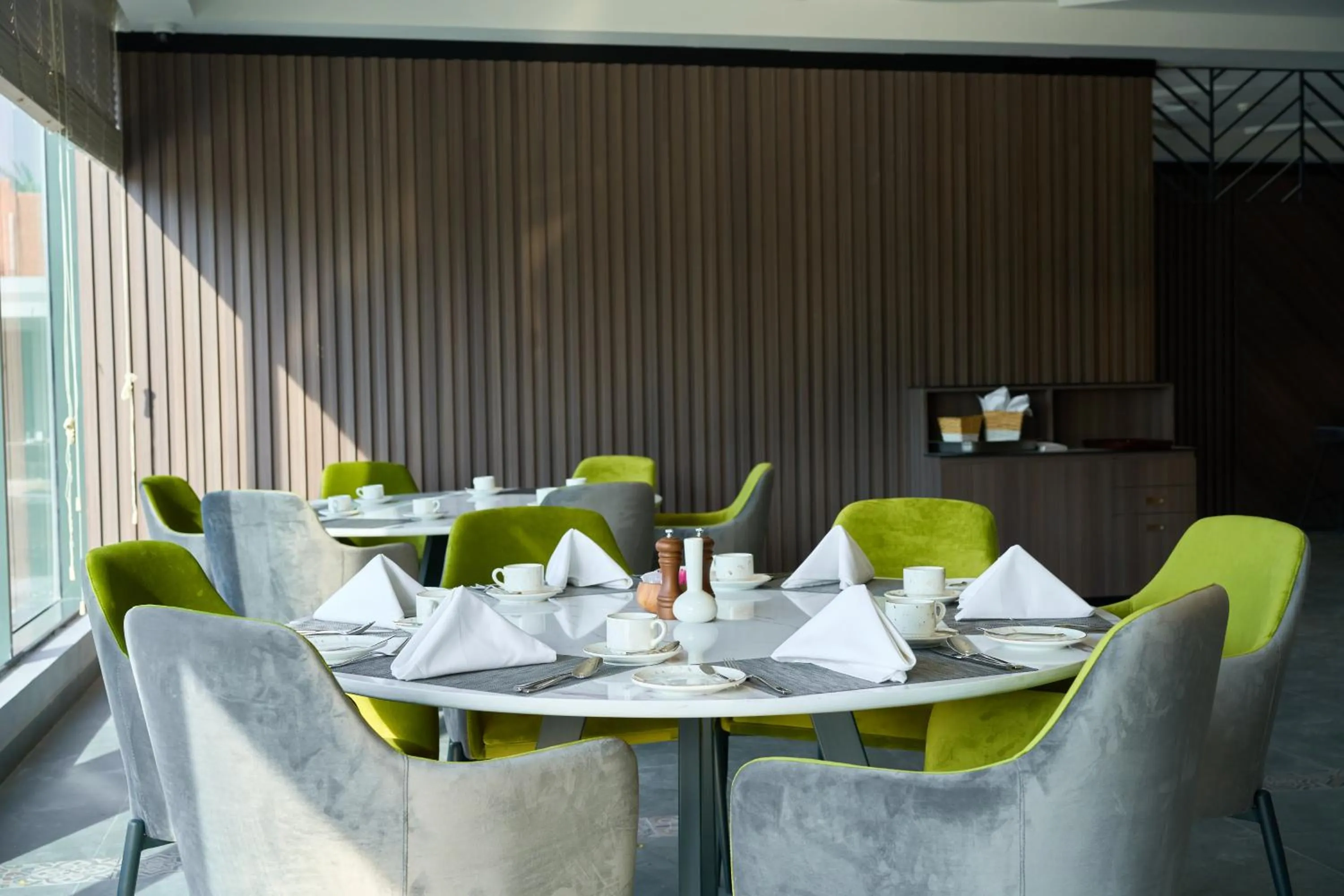 Restaurant/places to eat in Hotel Holiday International