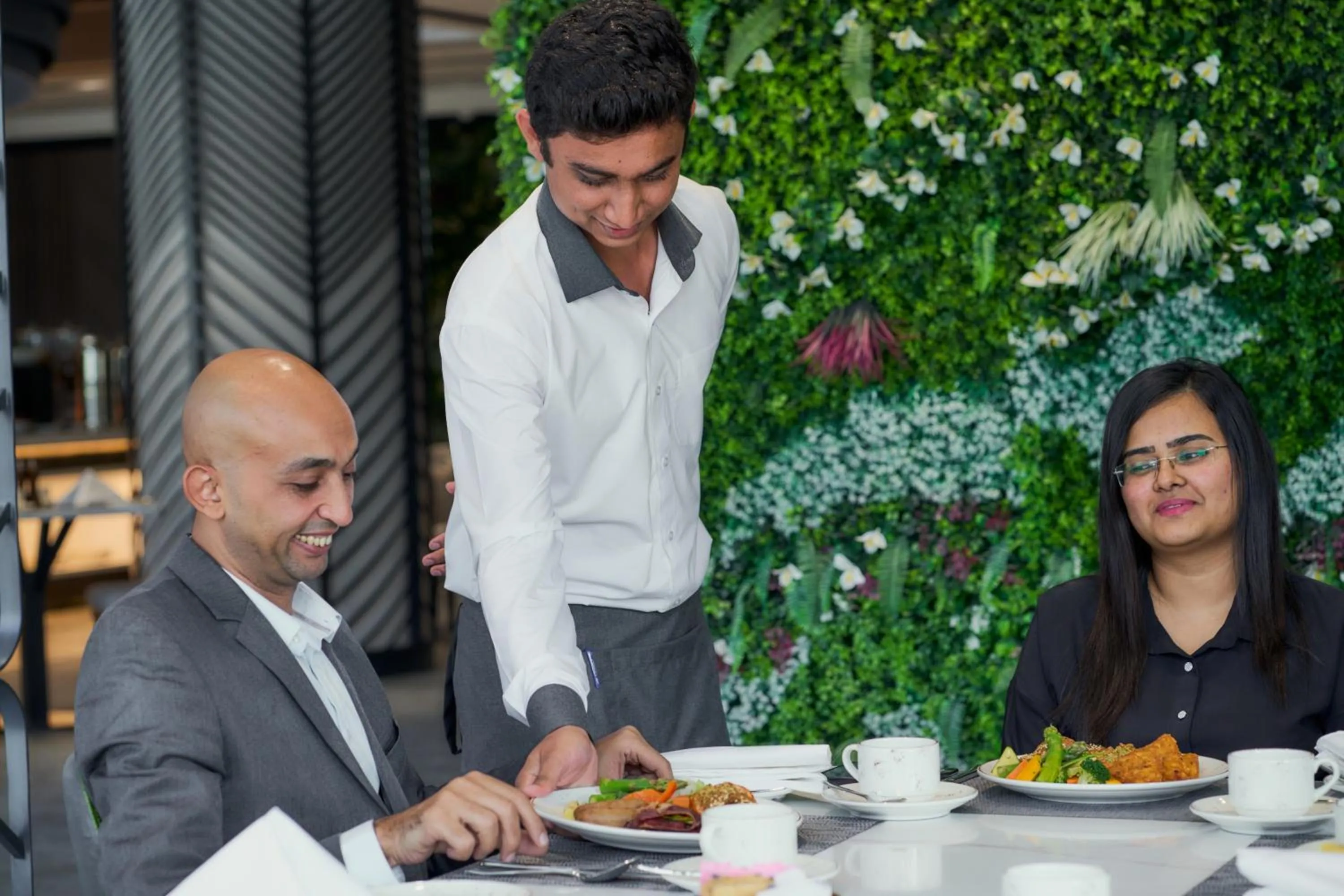 Restaurant/places to eat in Hotel Holiday International