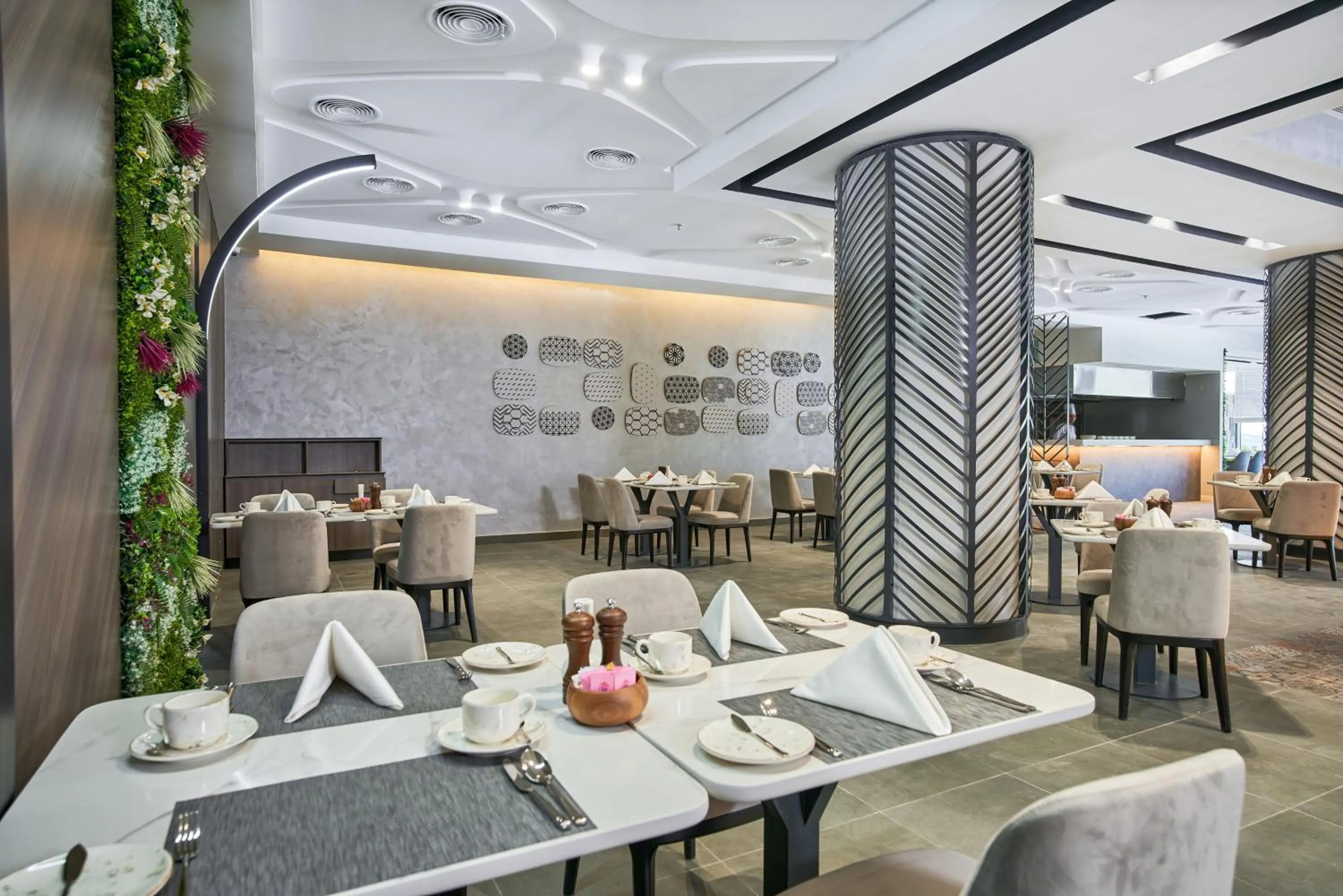 Restaurant/places to eat in Hotel Holiday International