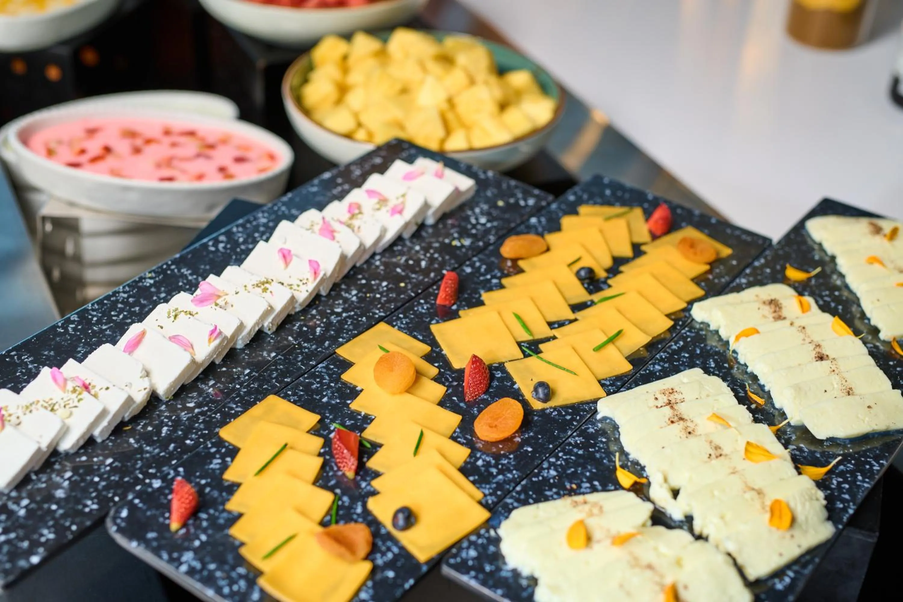 Restaurant/places to eat in Hotel Holiday International