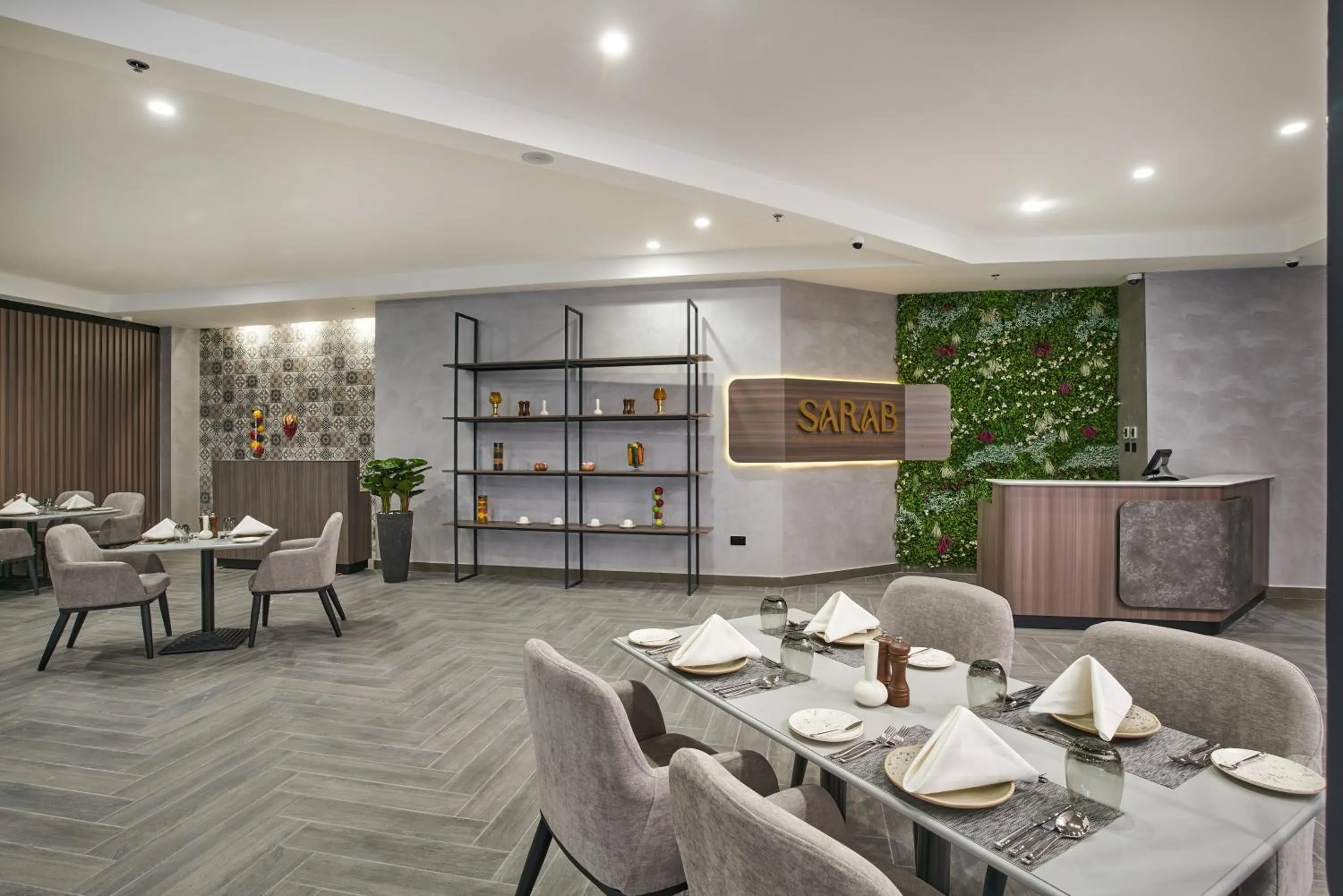 Restaurant/places to eat in Hotel Holiday International