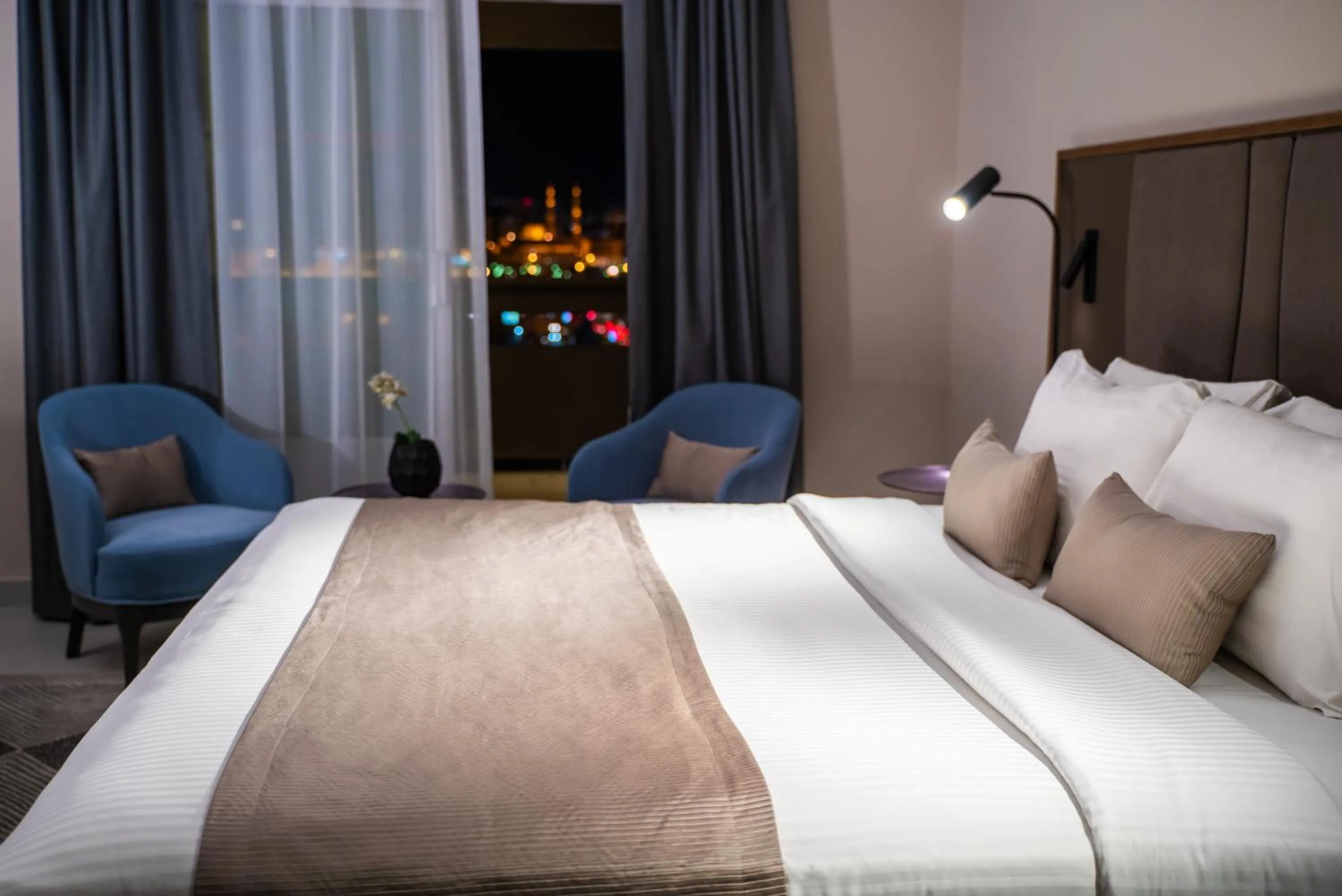 Bedroom, Bed in Hotel Holiday International