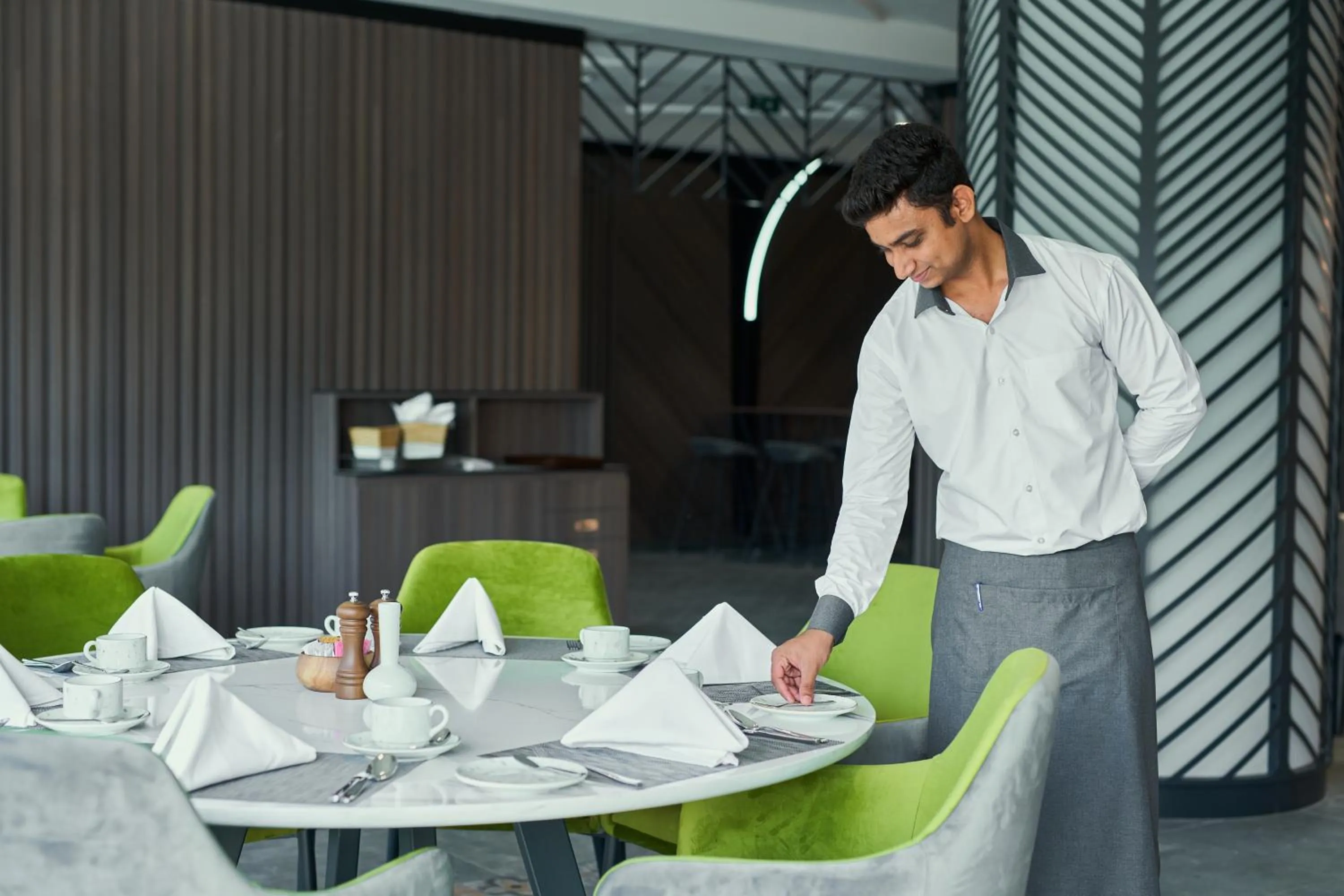 Restaurant/places to eat in Hotel Holiday International