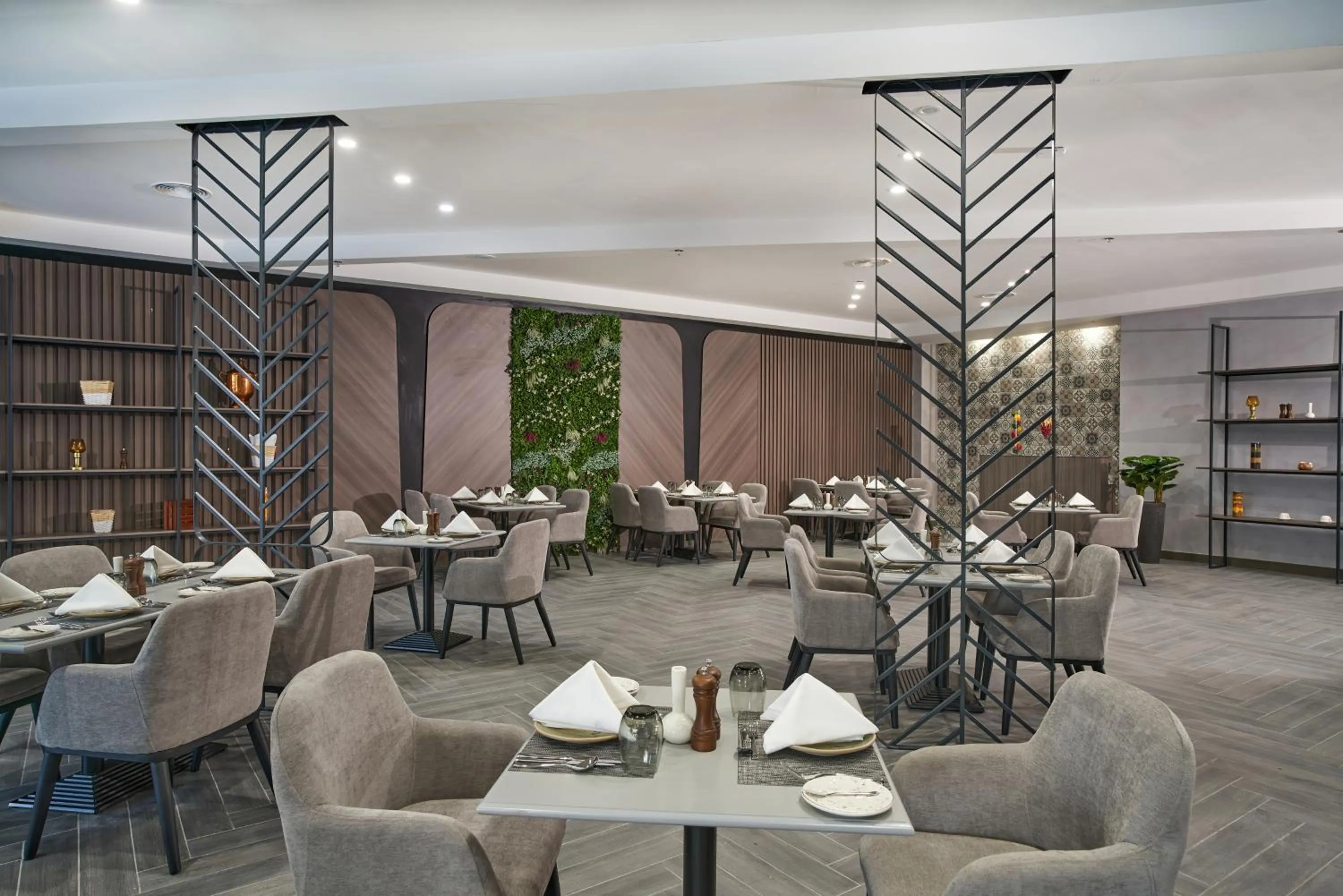 Restaurant/places to eat in Hotel Holiday International