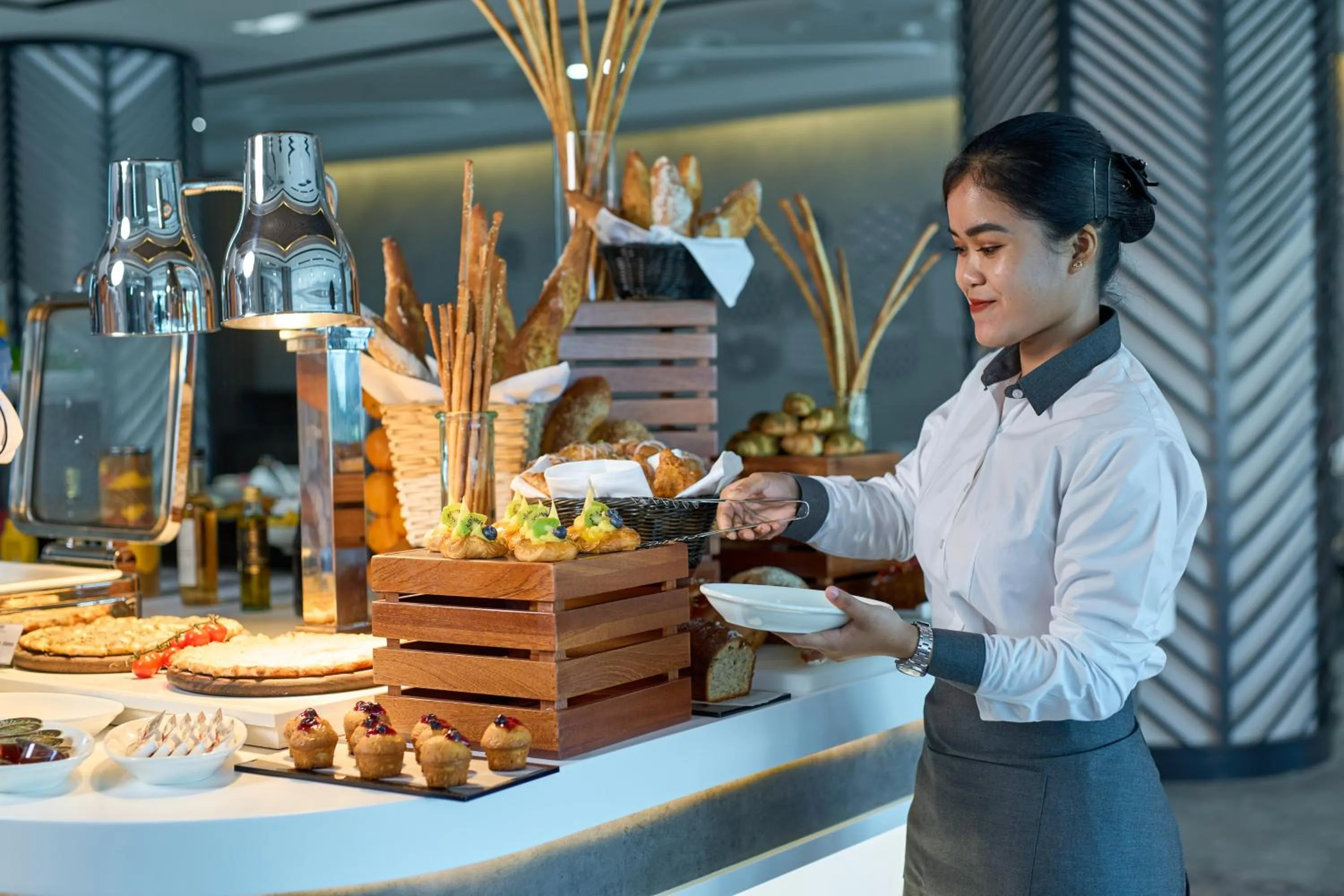 Restaurant/places to eat in Hotel Holiday International