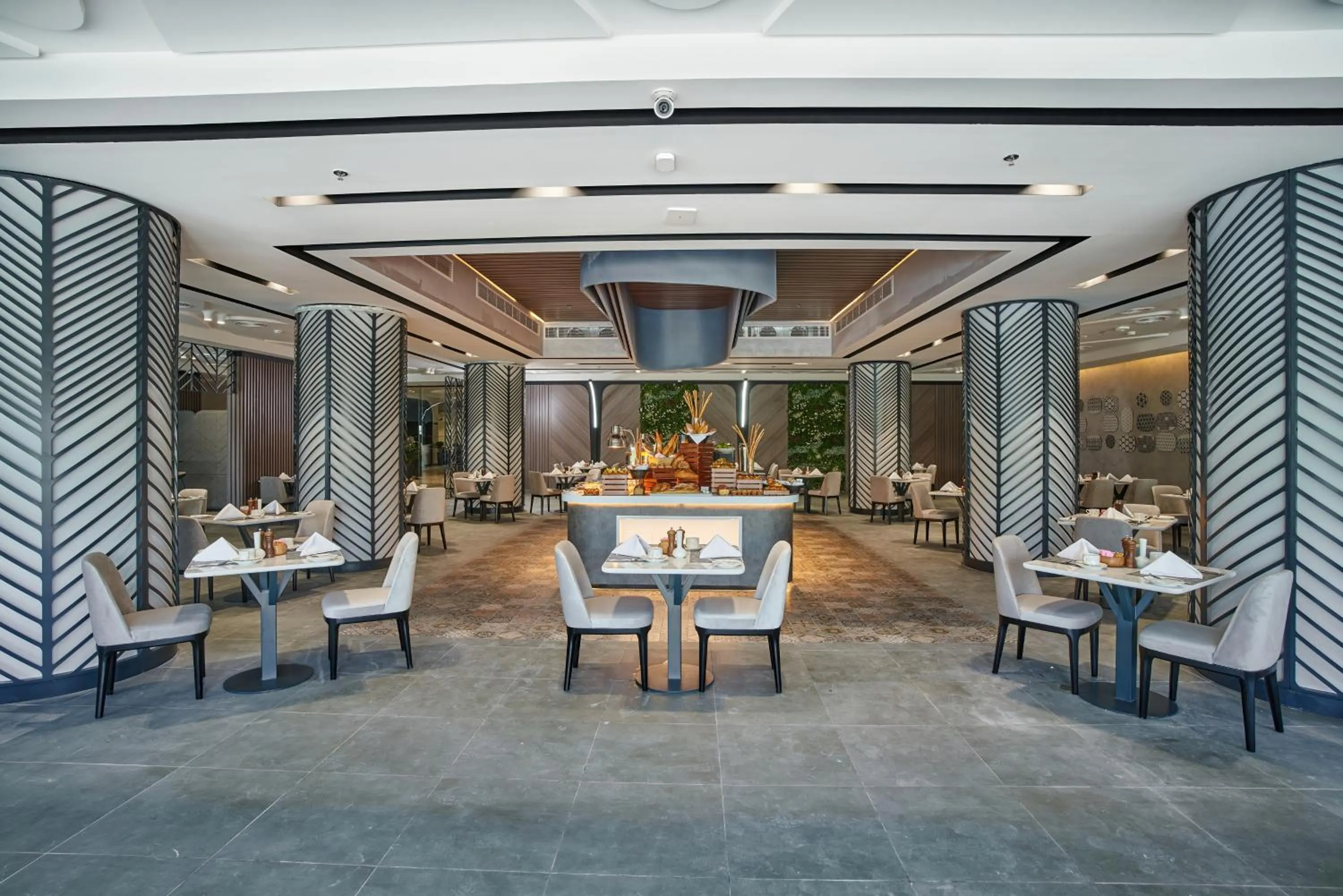 Restaurant/places to eat in Hotel Holiday International