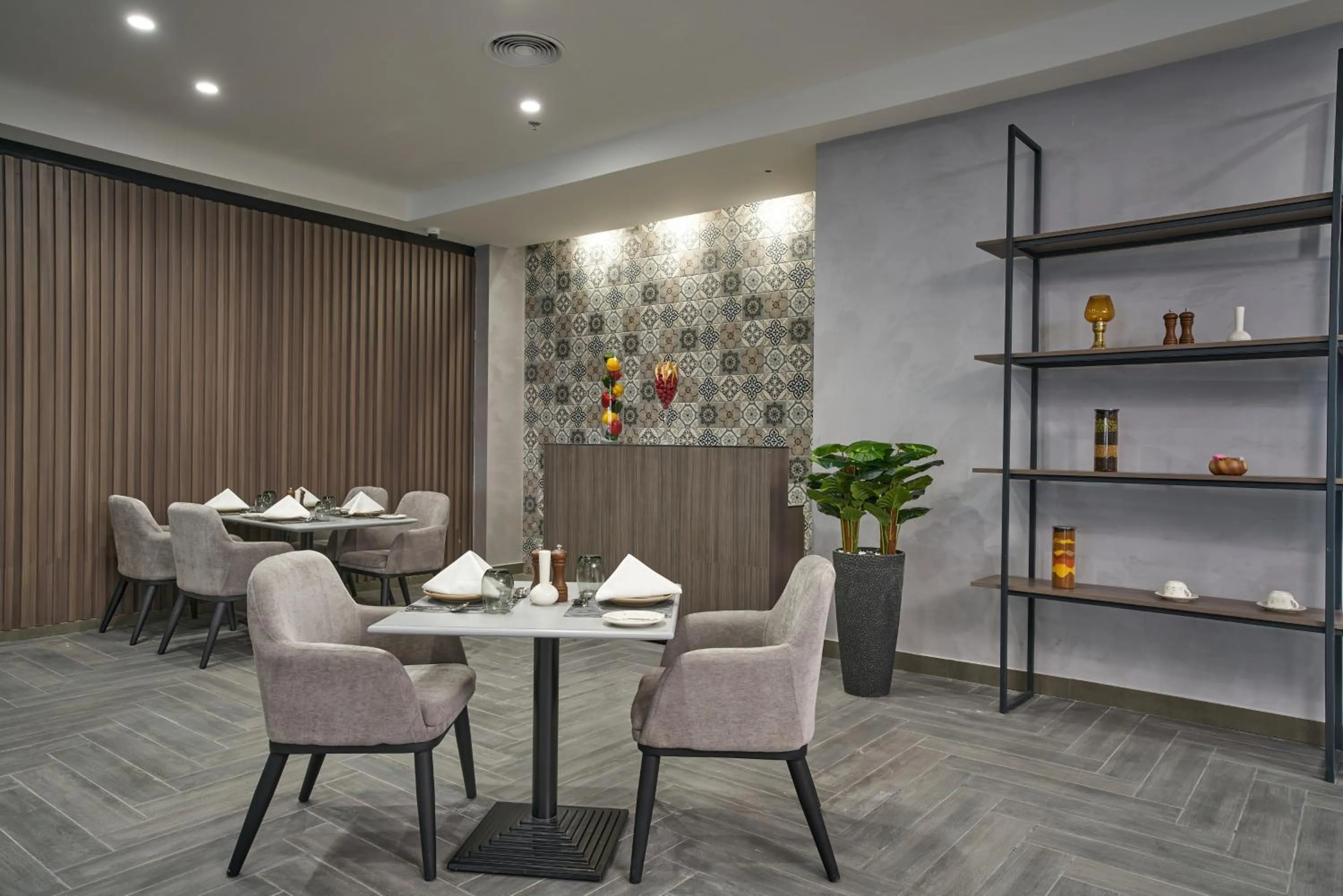 Restaurant/places to eat in Hotel Holiday International