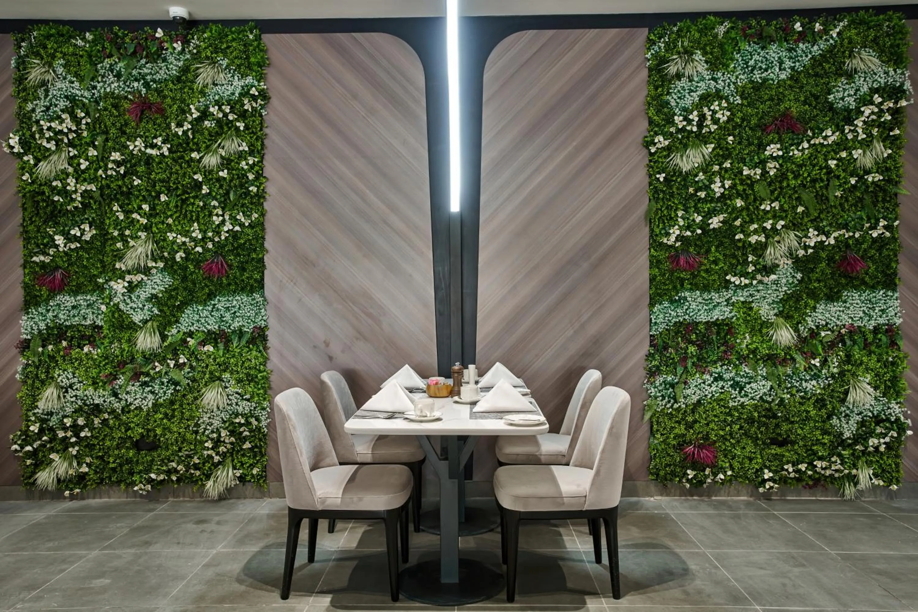 Restaurant/places to eat in Hotel Holiday International