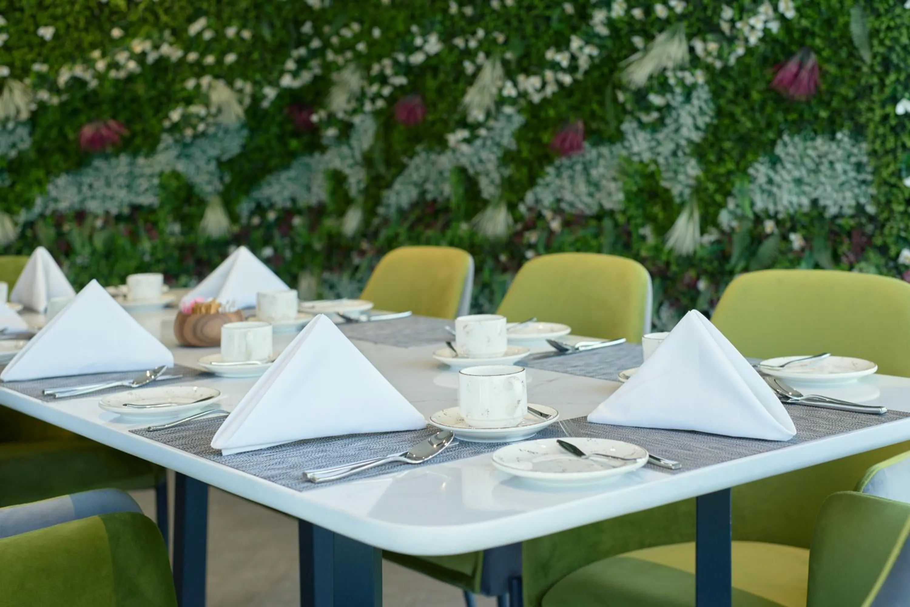 Restaurant/places to eat in Hotel Holiday International