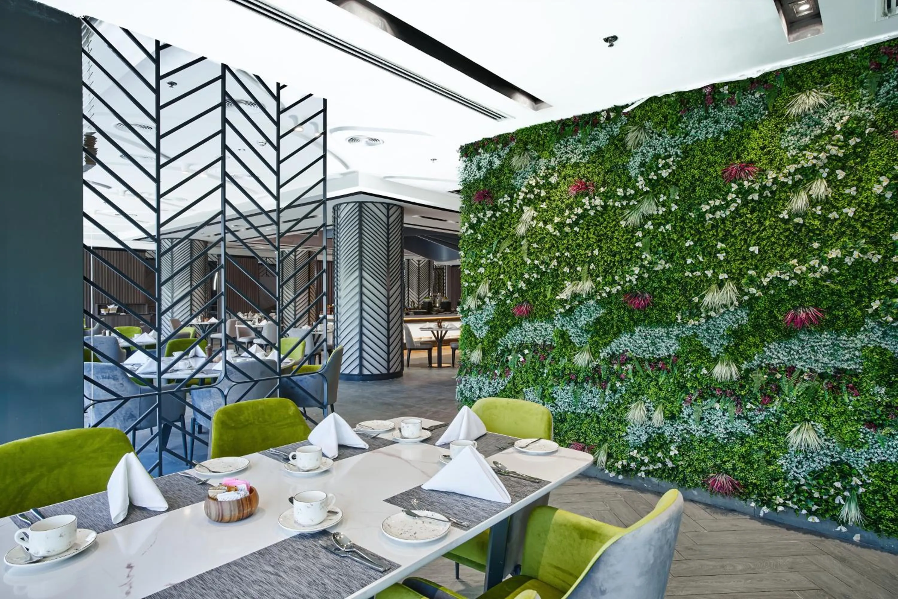 Restaurant/places to eat in Hotel Holiday International