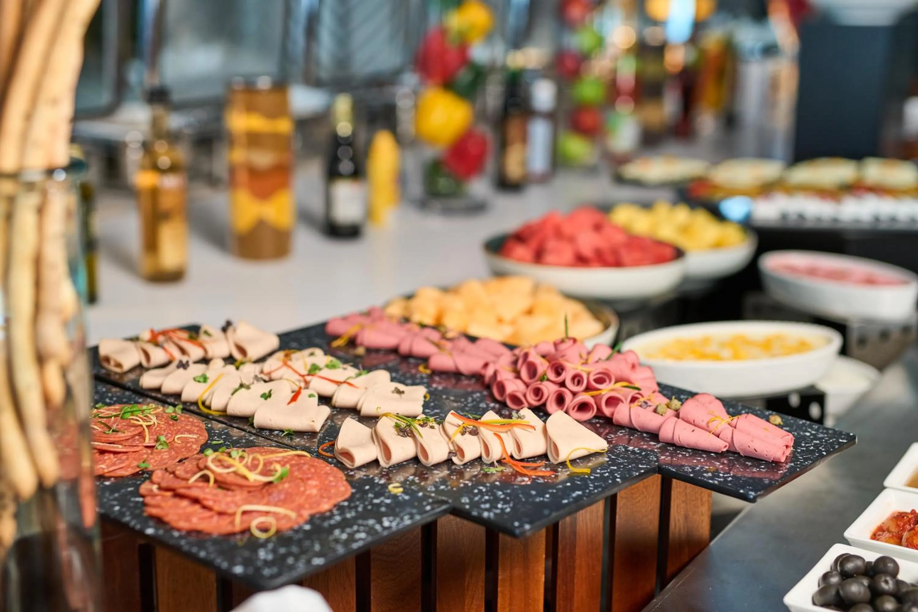 Restaurant/places to eat in Hotel Holiday International