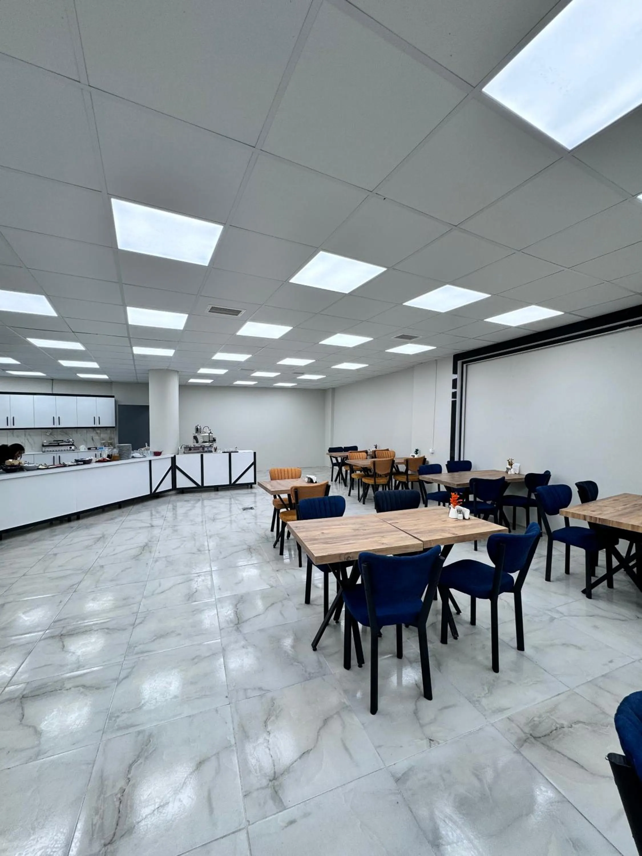 Restaurant/places to eat in Blue Marina Hotel & Spa