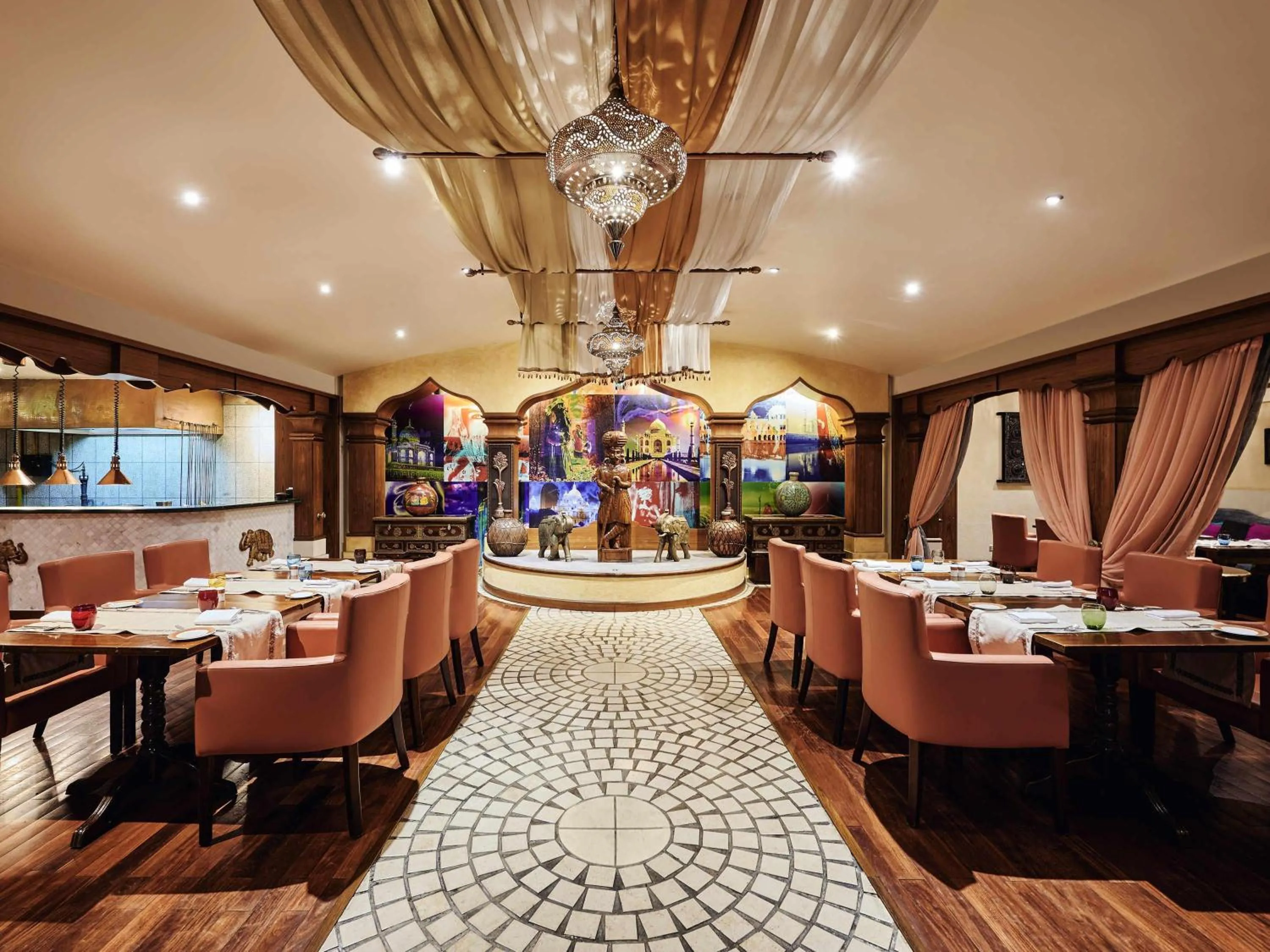 Restaurant/places to eat in Mövenpick Hotel & Apartments Bur Dubai