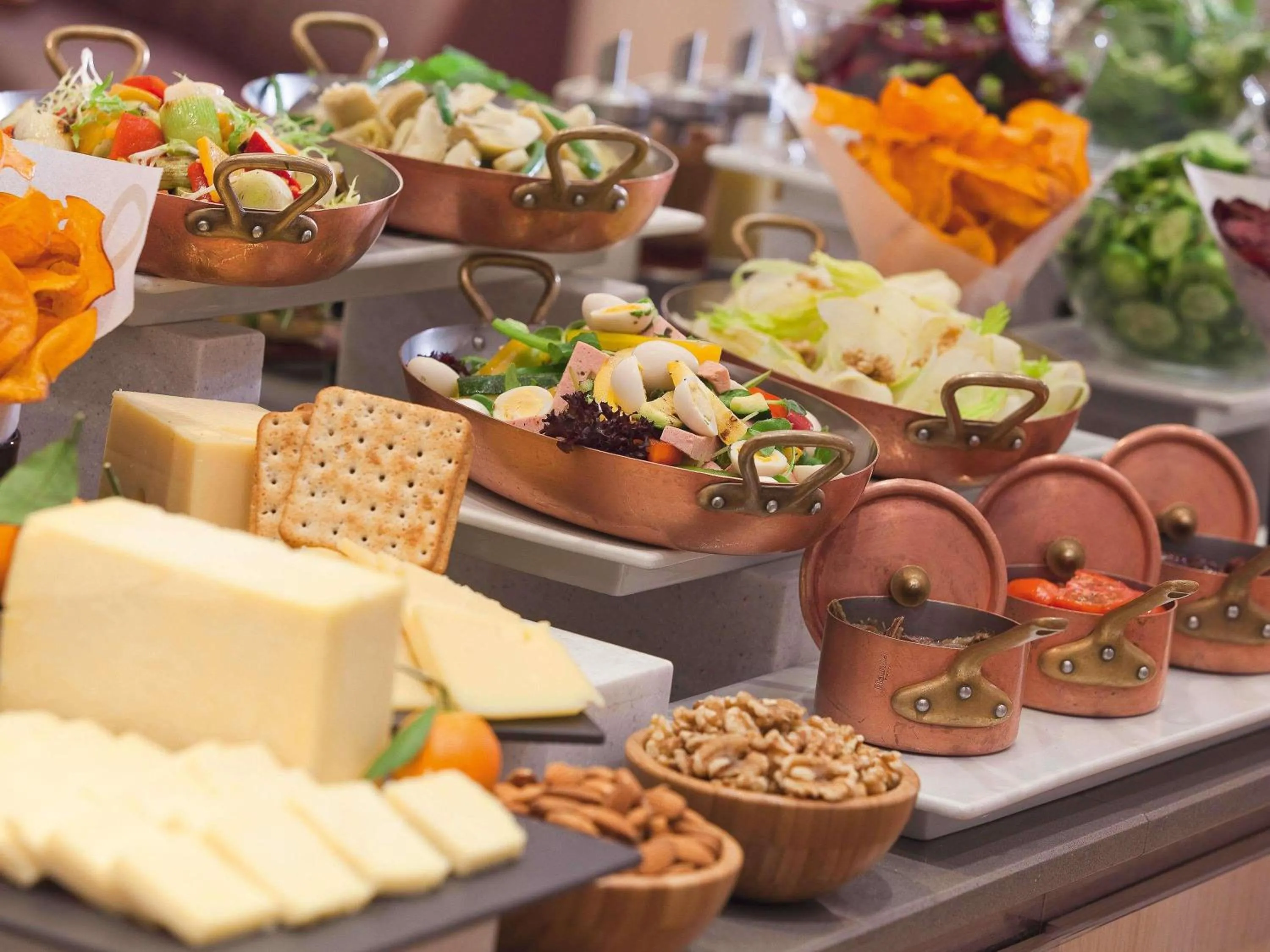 Restaurant/places to eat in Mövenpick Hotel & Apartments Bur Dubai