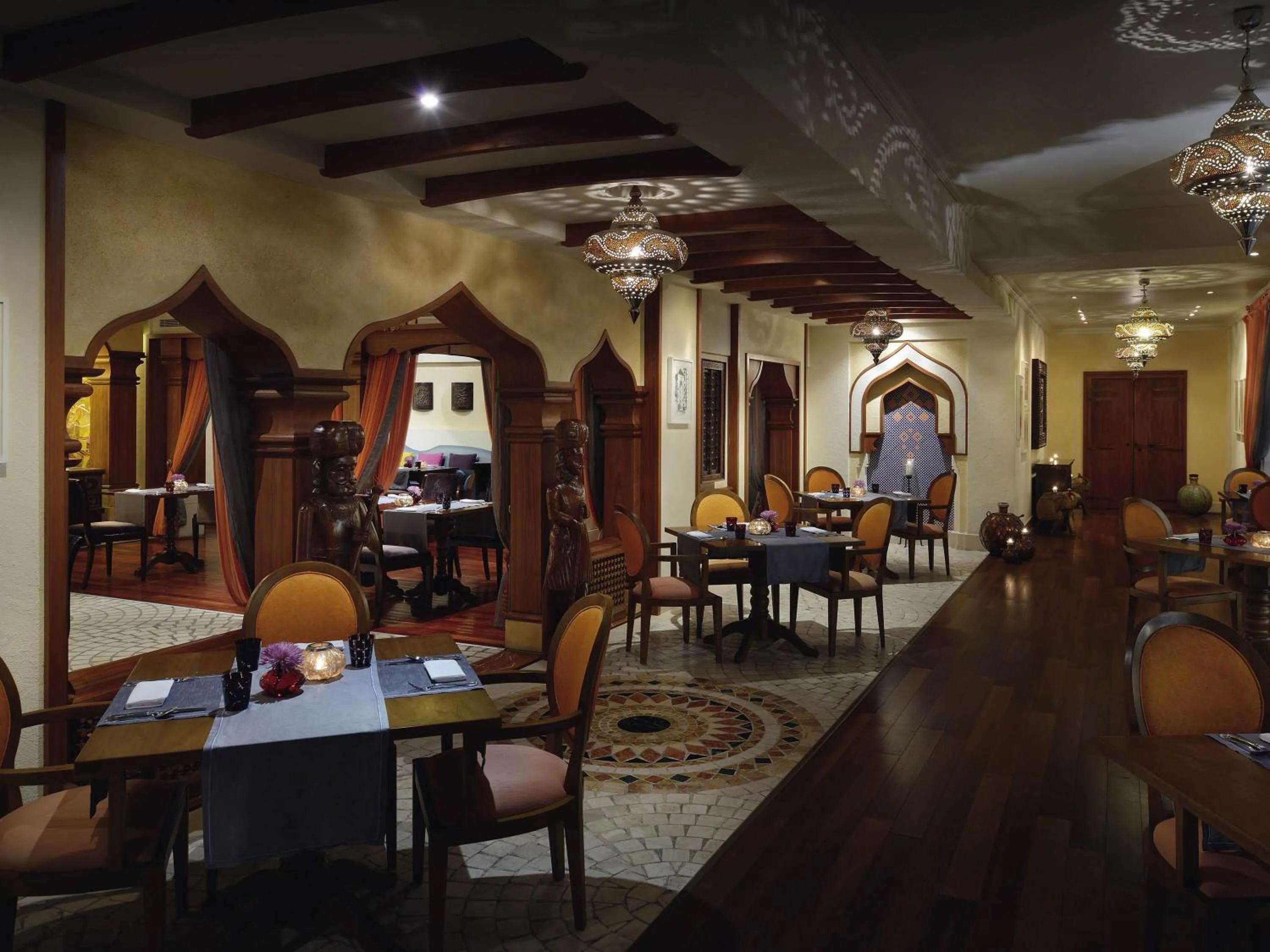 Restaurant/places to eat in Mövenpick Hotel & Apartments Bur Dubai