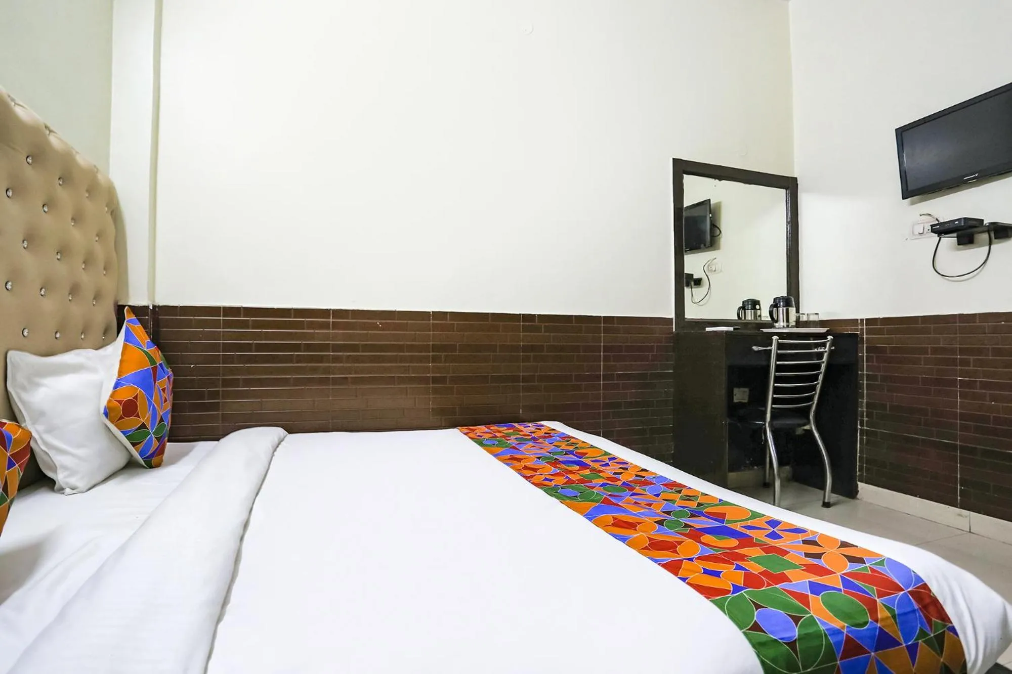 Communal lounge/ TV room, Bed in Via The Lazeez