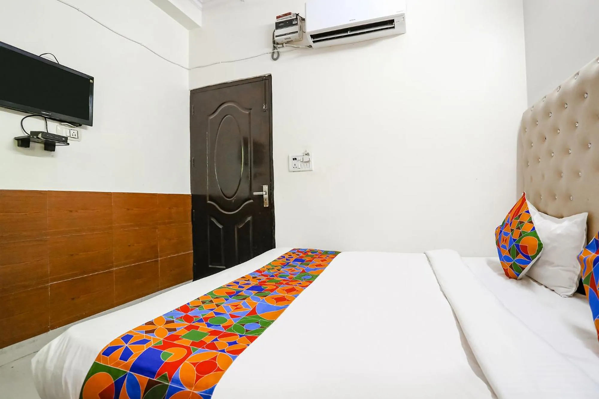 Communal lounge/ TV room, Bed in Via The Lazeez