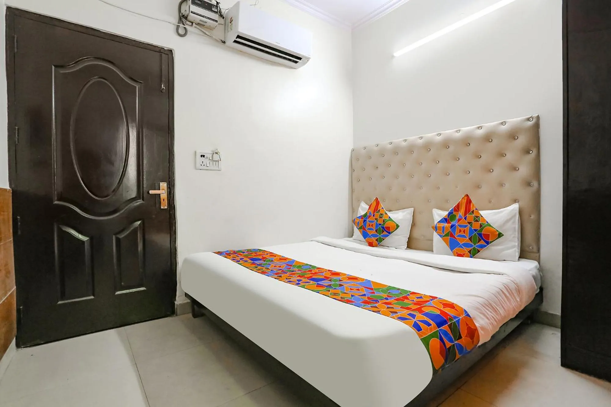 Photo of the whole room, Bed in Via The Lazeez