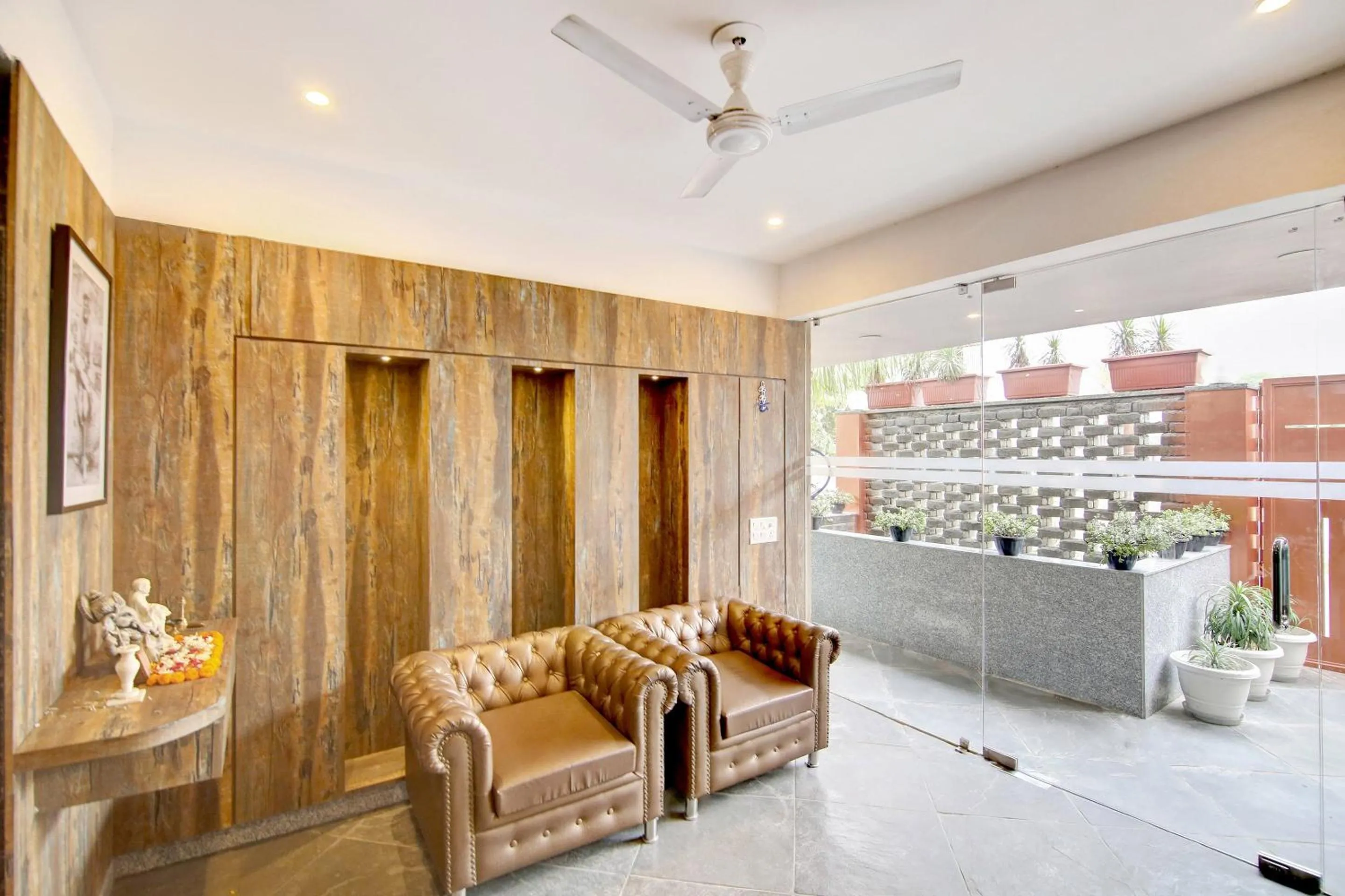 Lobby or reception in Collection O CLOUD BAY