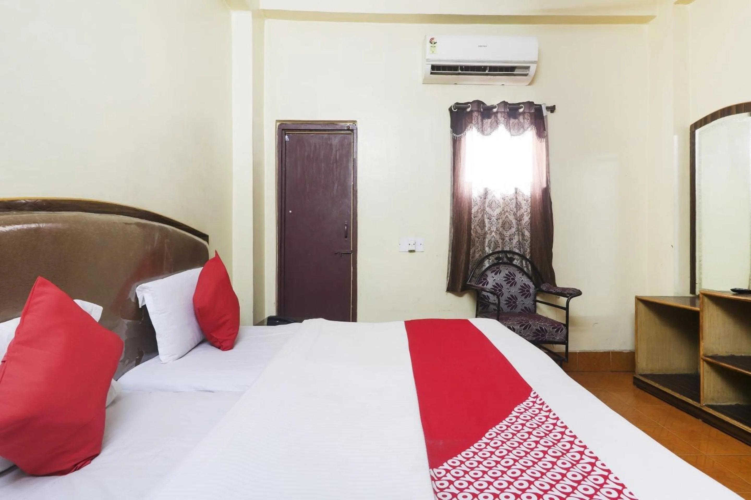 Facade/entrance, Bed in Hotel O Aadaab